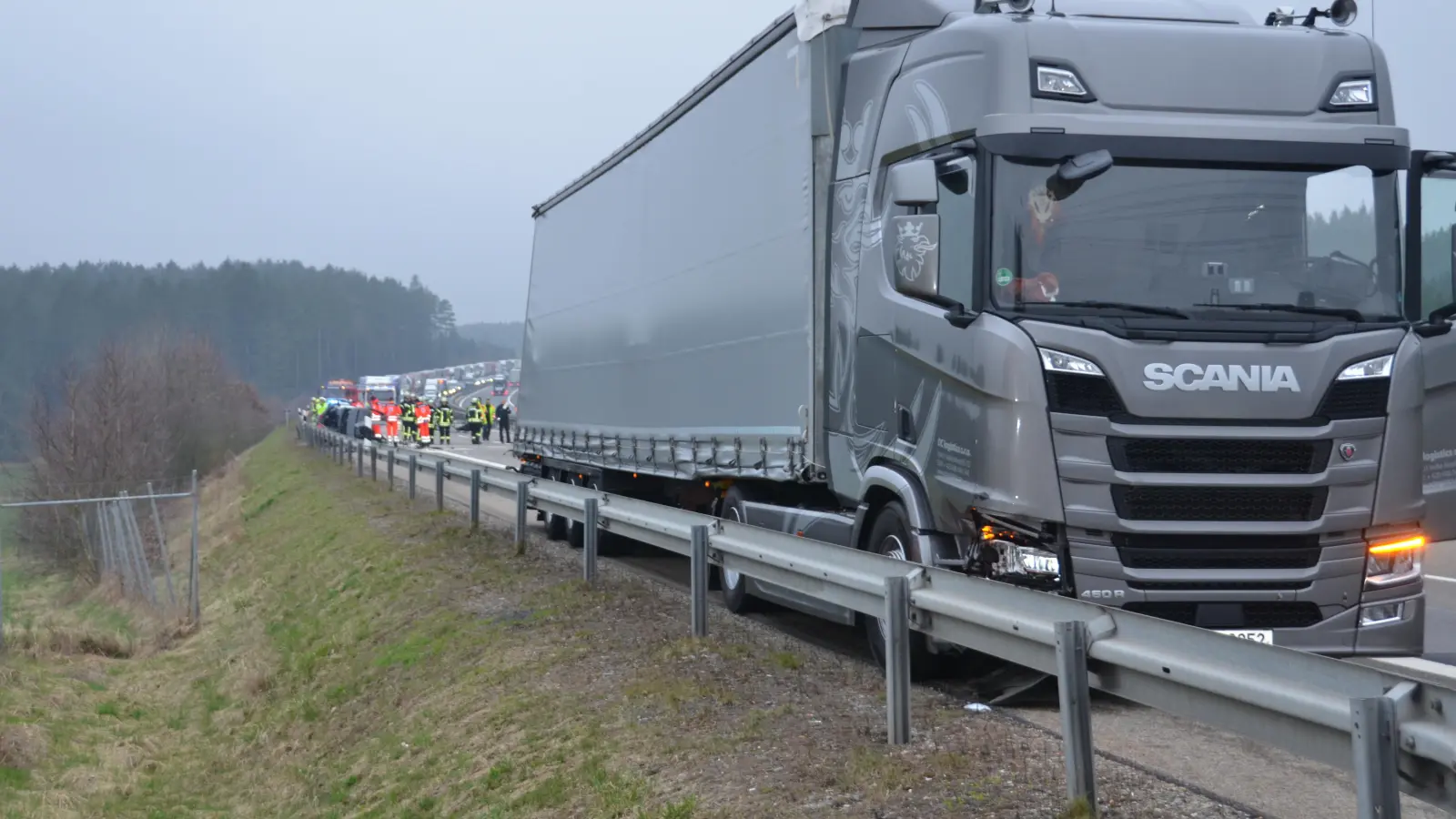 Die A6 ist bei Vohenstrauß nach einem Unfall mit einem Lkw und einem offenbar gestohlenem BMW blockiert. (Bild: dob)