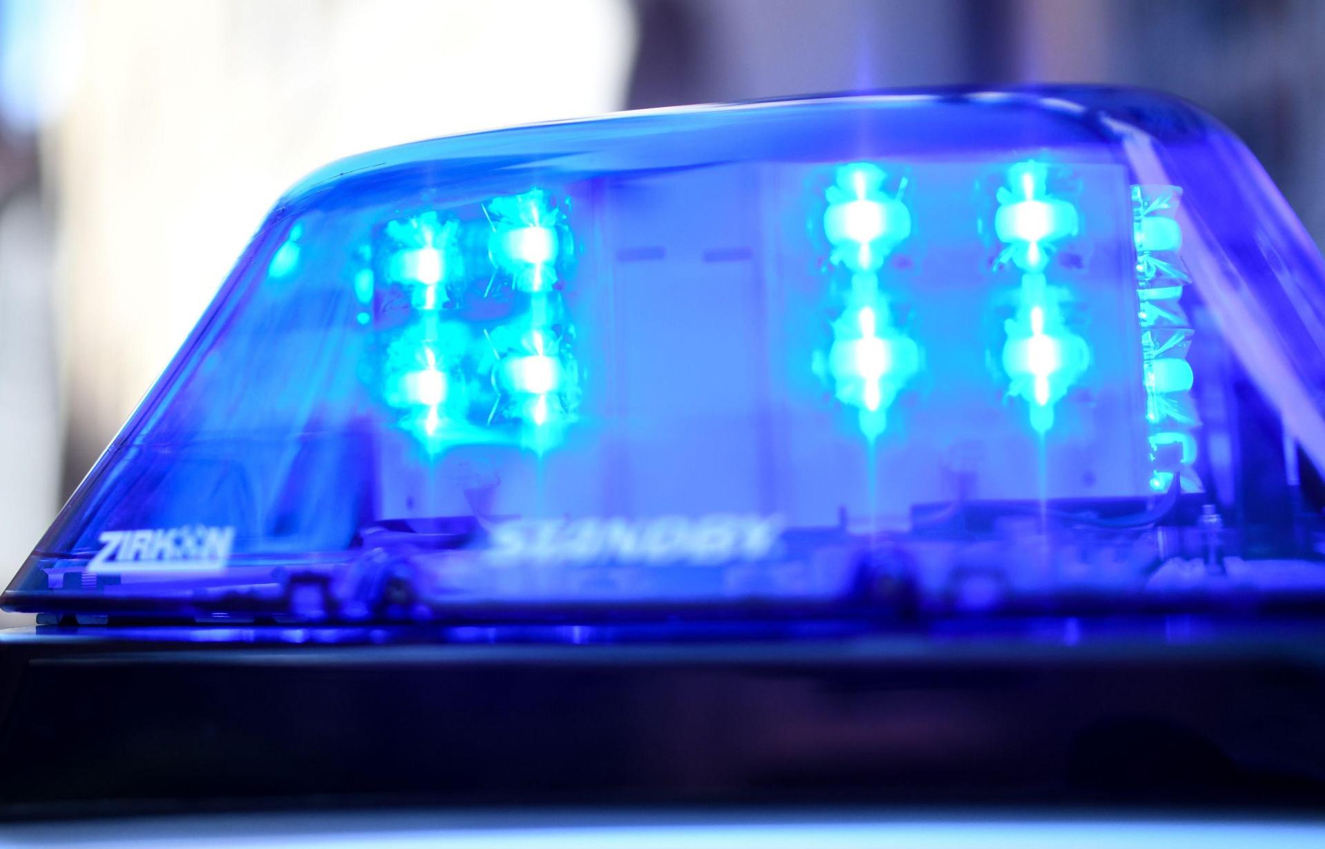 Seit dem 3. Mai galt ein 21-Jähriger aus Bayreuth als vermisst. Die Polizei hat ihn am 4. Mai wohlbehalten aufgegriffen. (Symbolbild: Patrick Seeger/dpa)