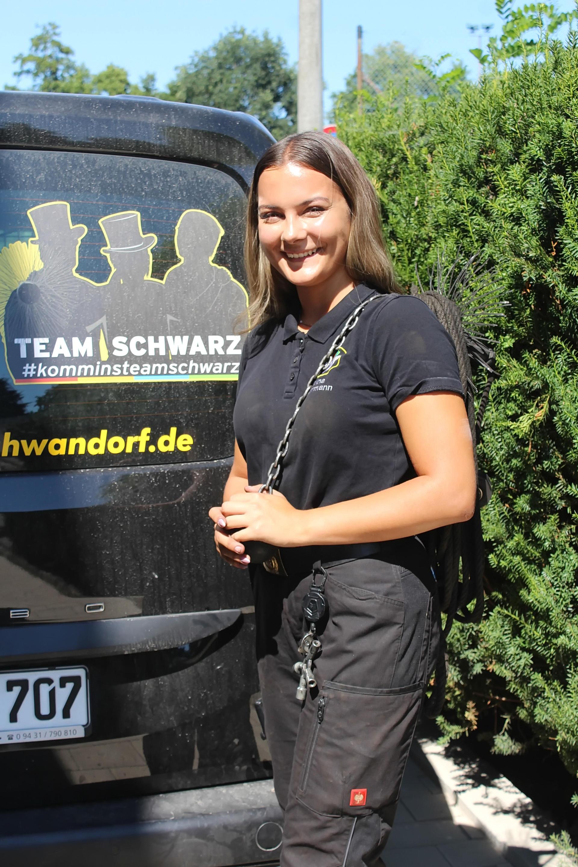 Alina Herrmann macht die Ausbildung zur Kaminkehrerin. „Meine Freunde dachten erstmal, ich mache Spaß. Aber dann haben sie schnell gemerkt, ich mache das wirklich.” (Bild: Evi Wagner)