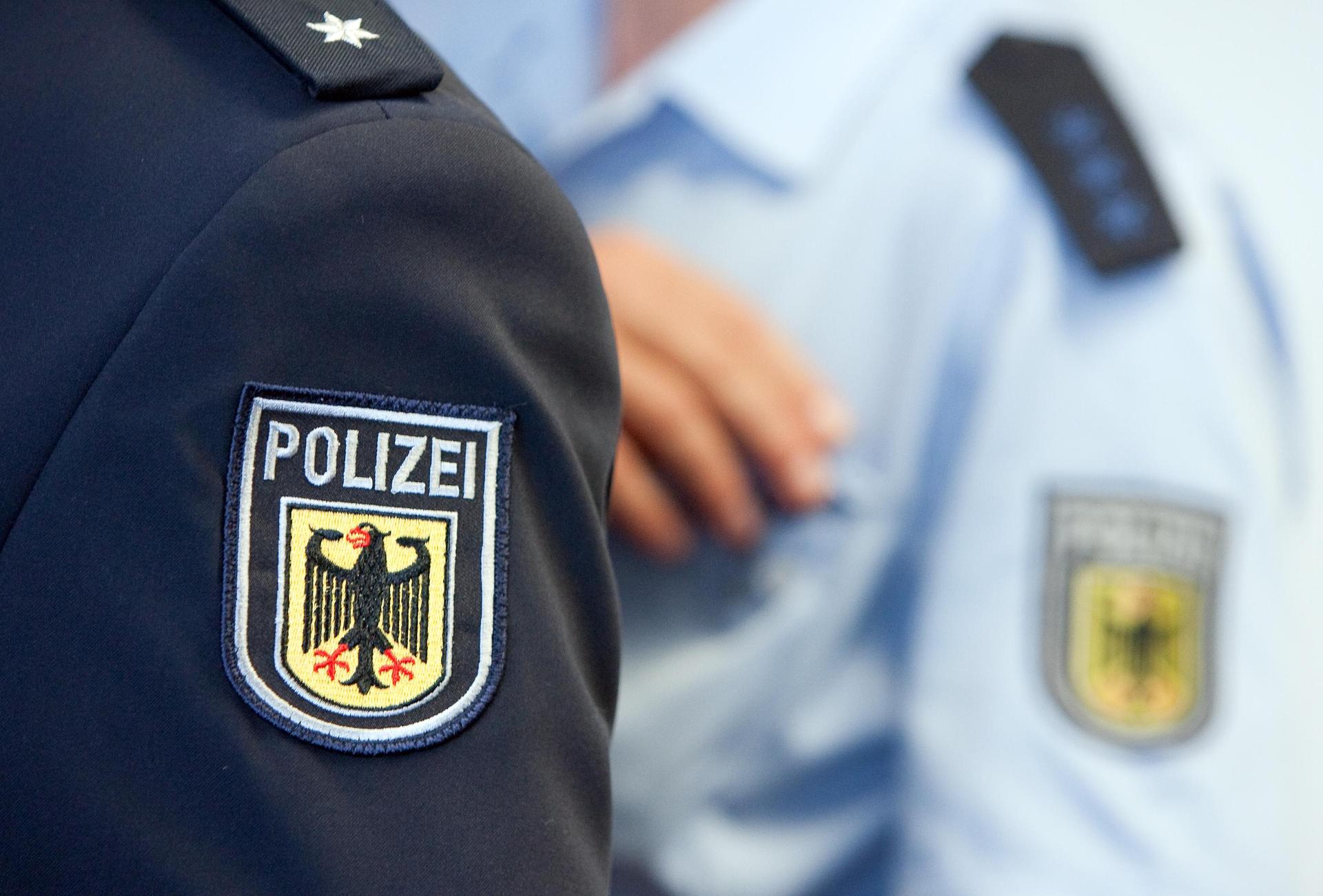Die Bundespolizei Waidhaus nimmt einen gesuchten Verkehrssünder fest. Der Mann muss wegen Fahrens ohne Fahrerlaubnis ins Gefängnis. (Symbolbild: Friso Gentsch/dpa)