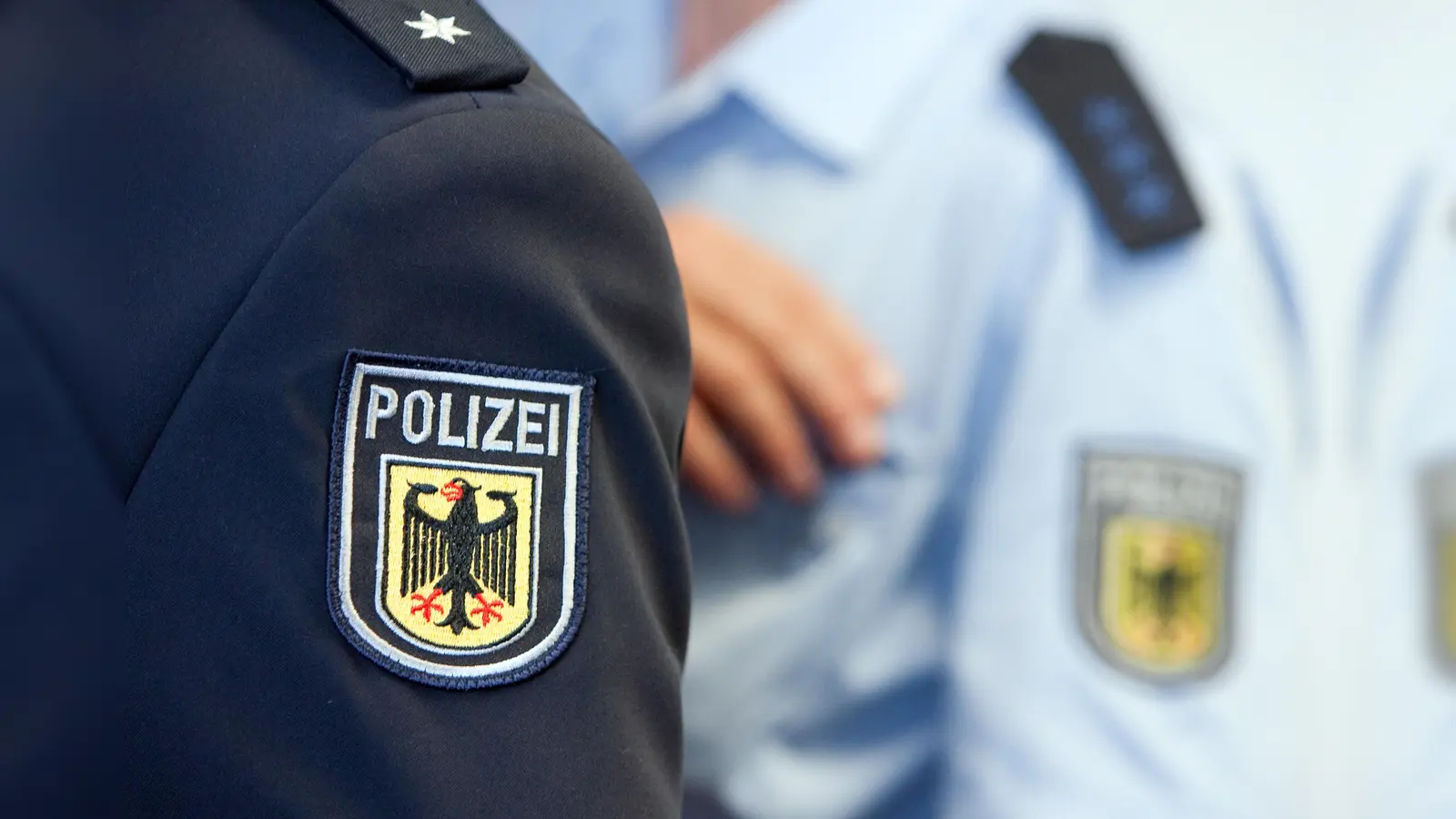 Die Bundespolizei Waidhaus nimmt einen gesuchten Verkehrssünder fest. Der Mann muss wegen Fahrens ohne Fahrerlaubnis ins Gefängnis. (Symbolbild: Friso Gentsch/dpa)