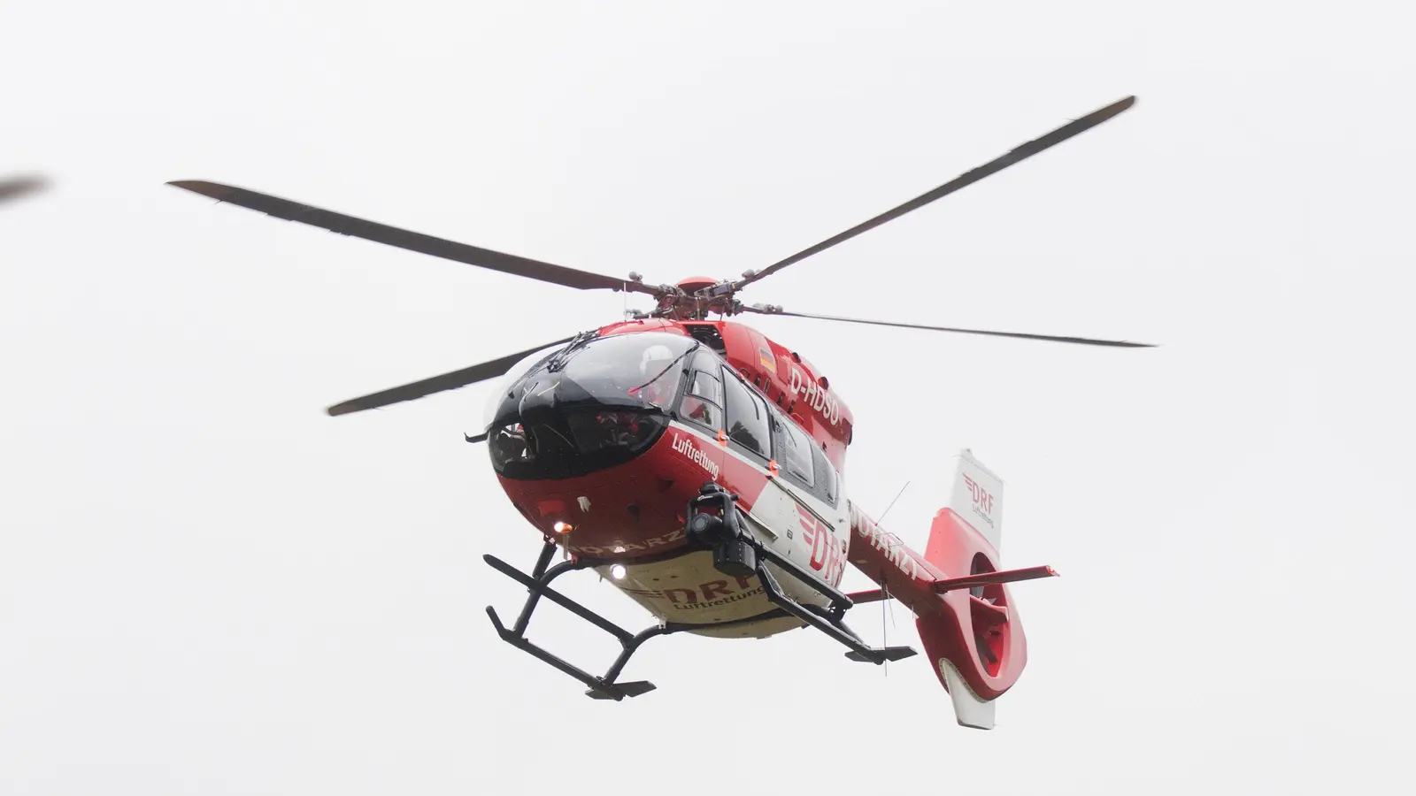 Ein Hubschrauber der Luftrettung im Einsatz. In Kirchenthumbach erlitt ein Mann nach einer Verpuffung schwere Brandverletzungen.  (Symbolbild: Julian Stratenschulte/dpa)