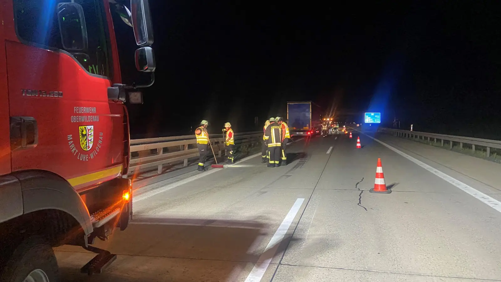 Auf der A&#32;93 gab es am Donnerstag einen Unfall. Die Feuerwehren Oberwildenau/Luhe und Oberköblitz reinigten die Fahrbahn und leiteten den Verkehr aus. (Bild: mld)