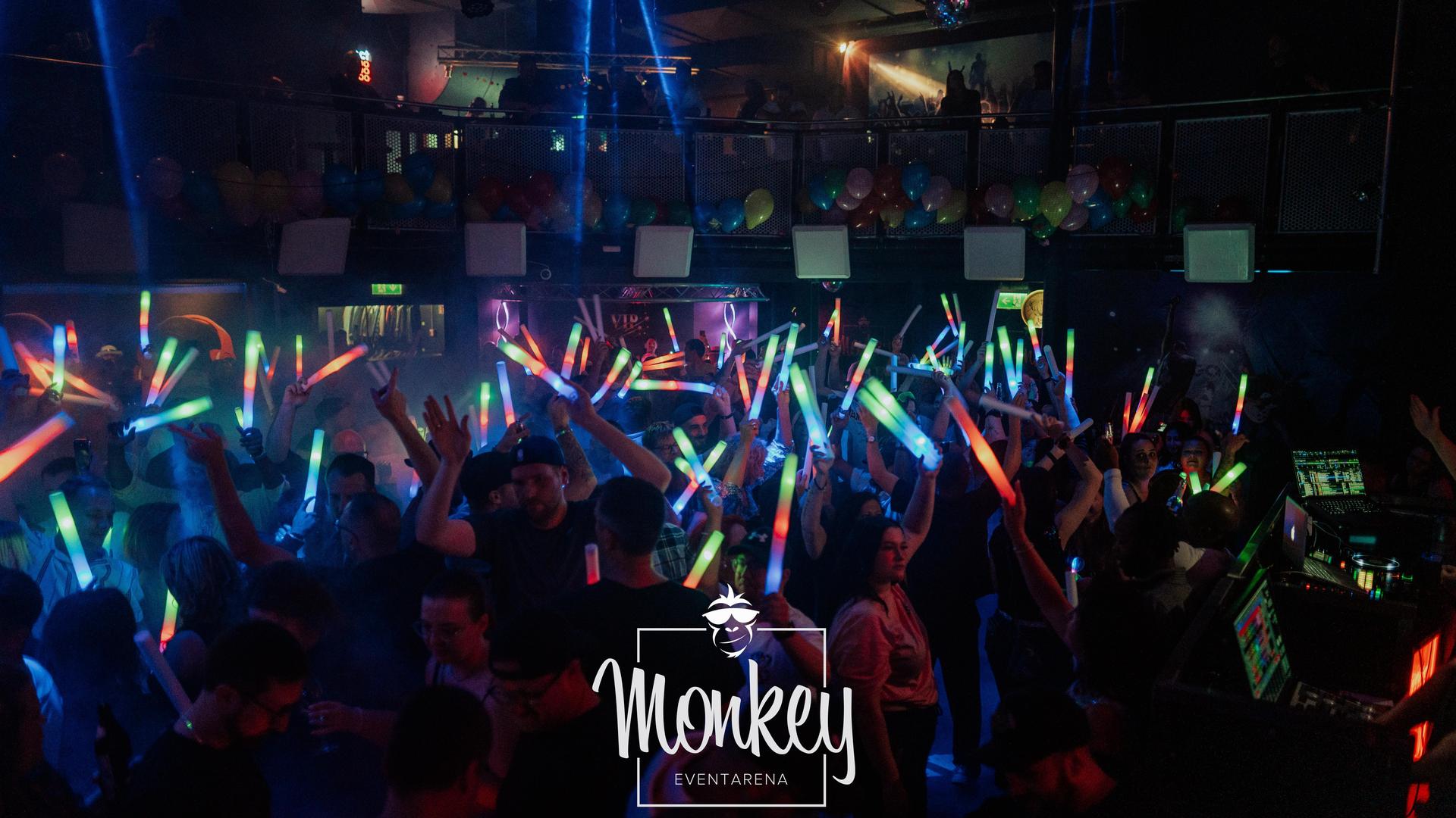 DJane Stella und DJ Roomman sorgen für den passenden Beat bei der Ü-30-Night im Monkey. (Bild: Sebastian Reiter)