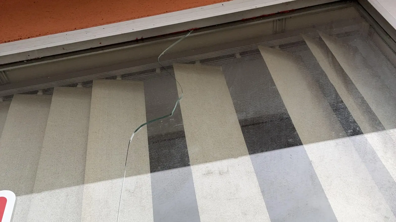 Der Riss in der Schaufensterscheibe einer Fahrschule in Windischeschenbach. (Bild: Franz, PHK, PI Neustadt a.d.Waldnaab)
