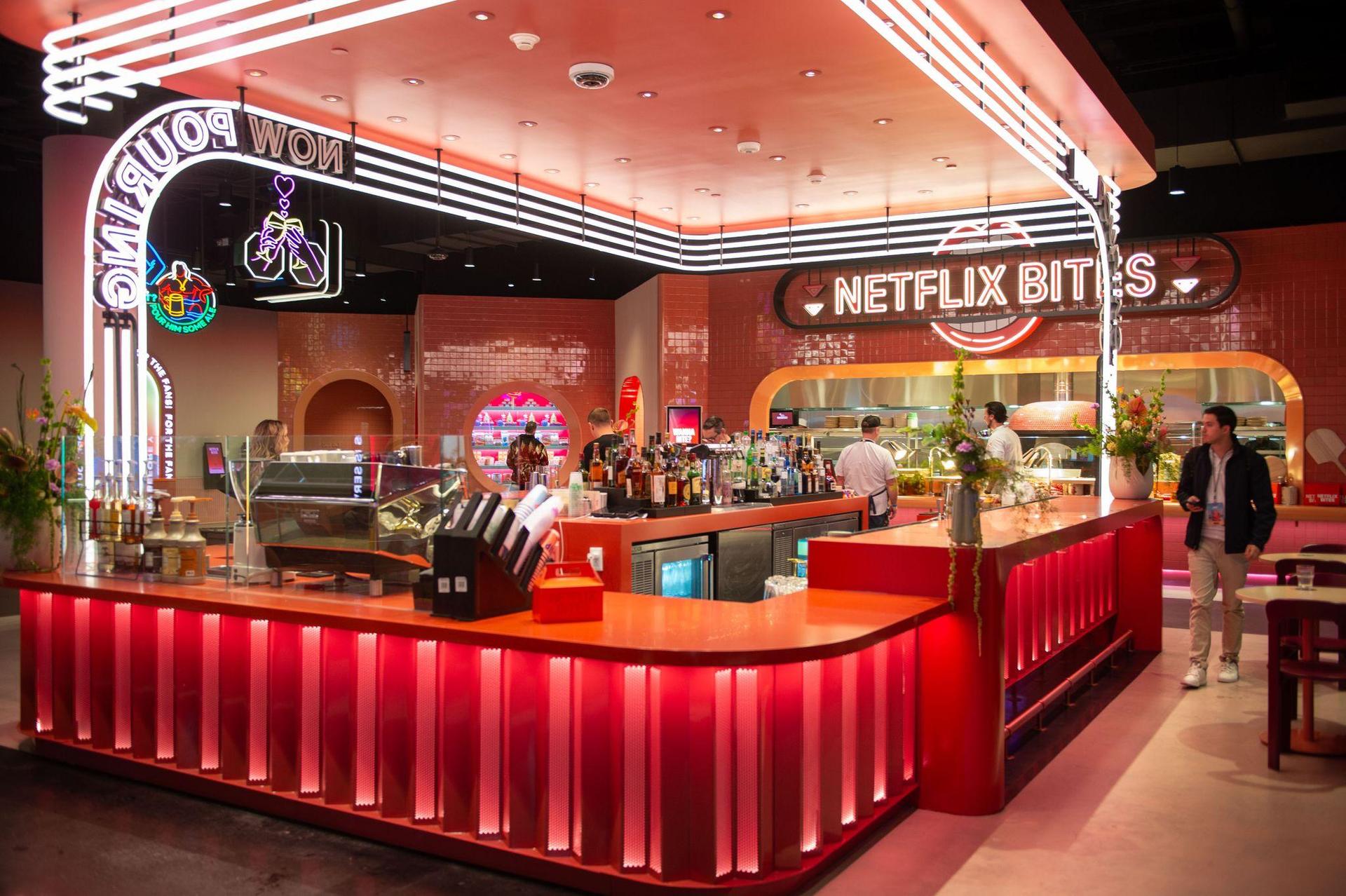 Zum Netflix House gehört auch ein Restaurant, dessen Gerichte mit Serien des Dienstes verbunden sein sollen.  (Bild: Andrej Sokolow/dpa)