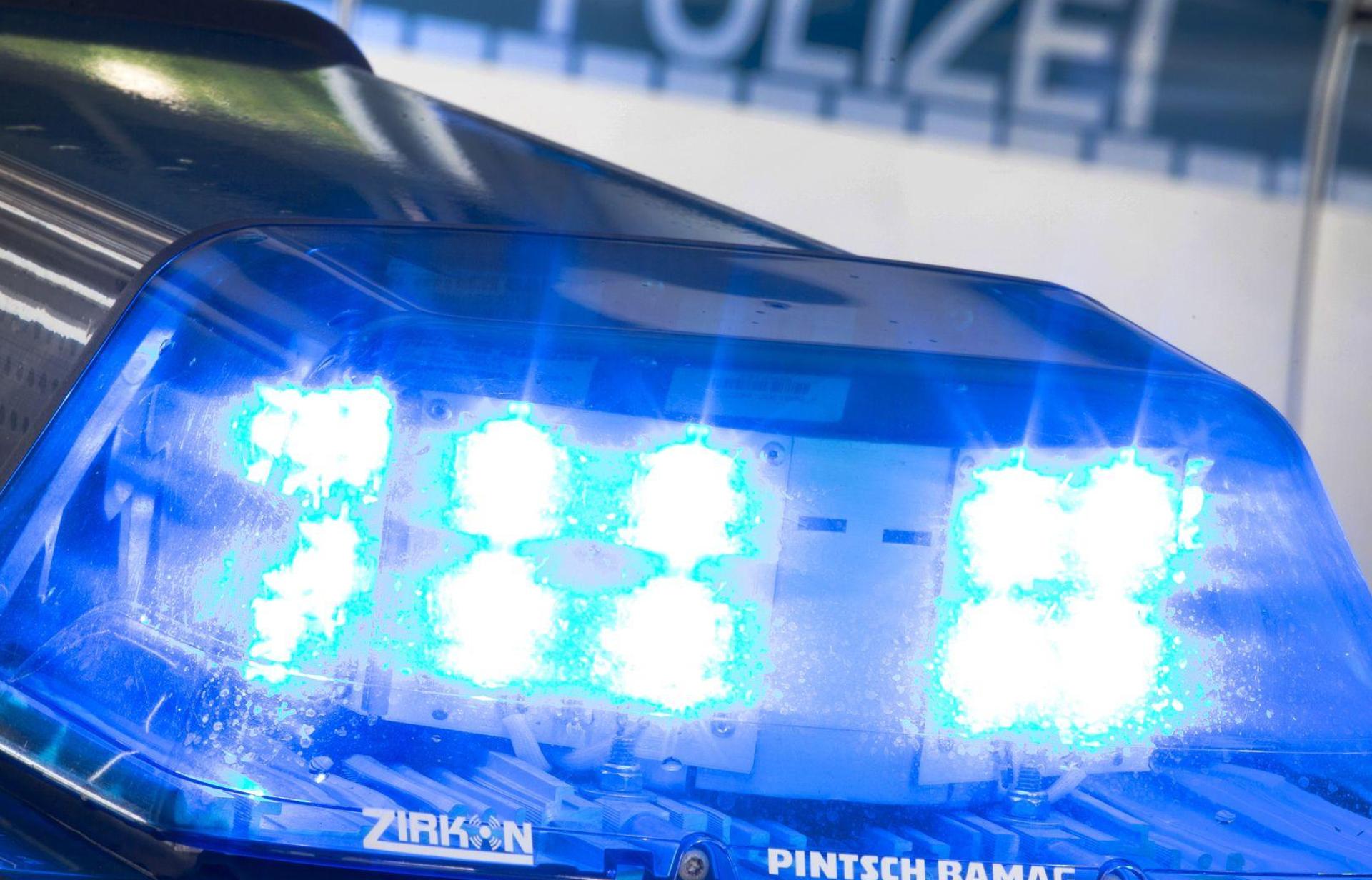Die Polizei hat eine Diebstahlserie in einem Hofladen in Schwarzenbach aufgeklärt. Ein 23-jähriger Mann gestand die Taten. (Symbolbild: Friso Gentsch/dpa)