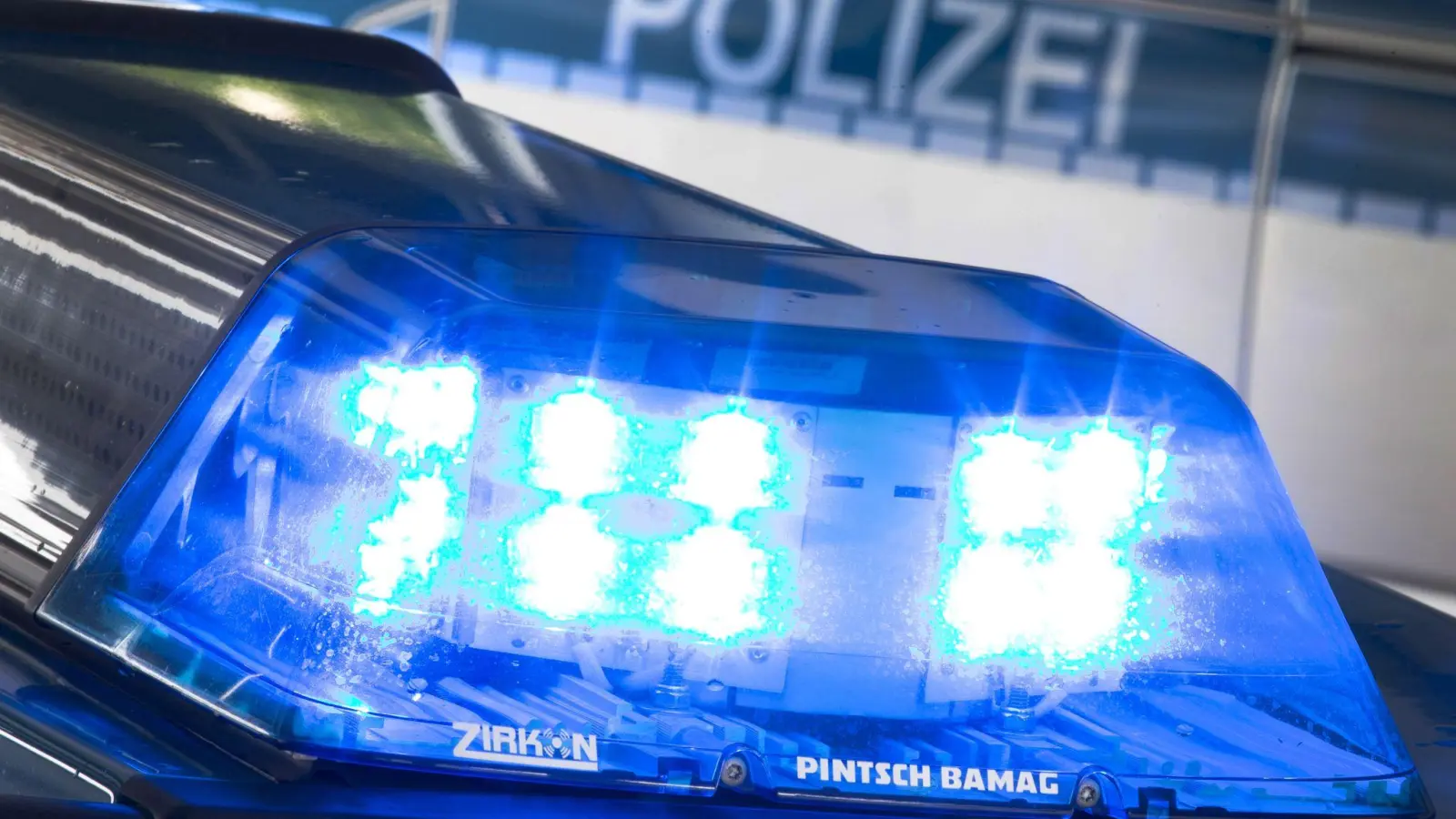 Ein 29-Jähriger ist auf dem Parkplatz der Donau-Arena in Regensburg von zwei Unbekannten attackiert worden. (Symbolbild: Friso Gentsch/dpa)