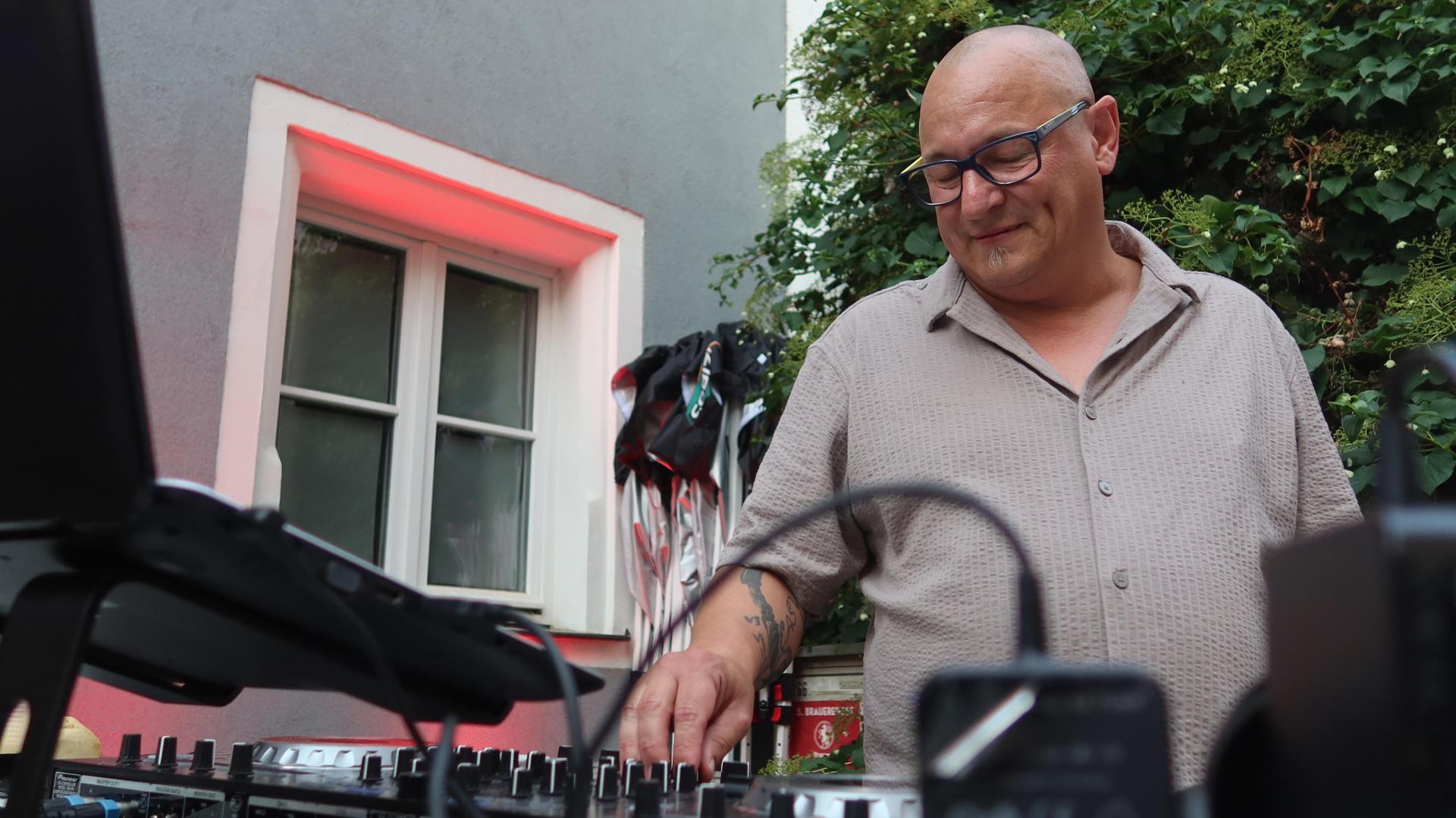 Joachim Schwarz alias DJ Easy wird in seiner Heimat Luhe beigesetzt. Sein Umfeld erfüllt ihm damit seinen letzten Wunsch. (Archivbild: Helmut Kunz)