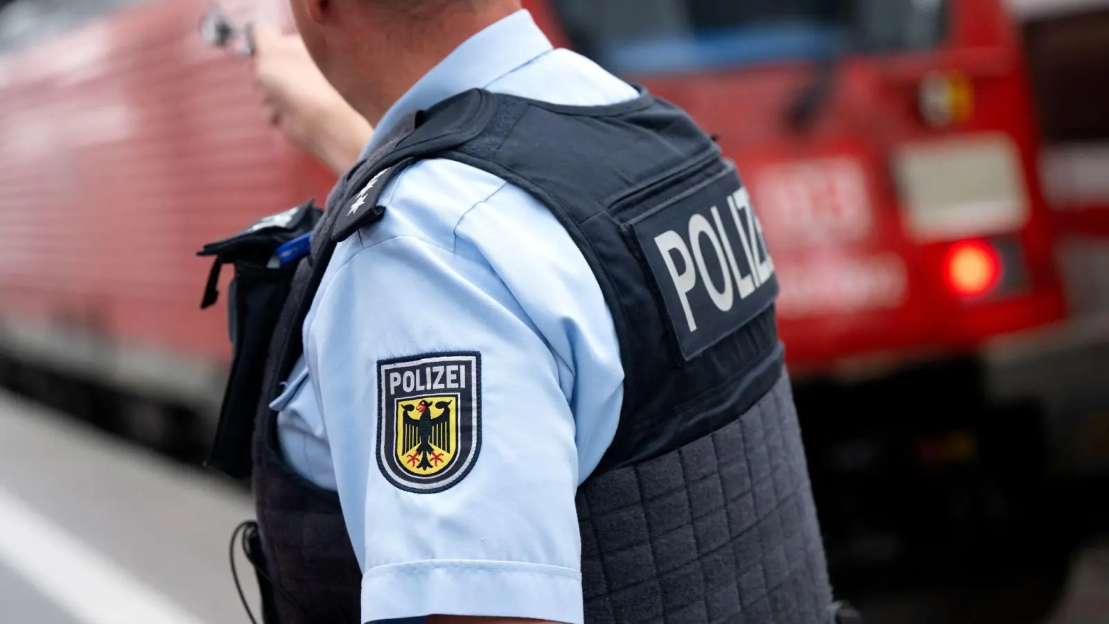 Bundespolizisten durchsuchten die Sachen, die der Junge bei sich hatte. (Symbolbild: Sven Hoppe/dpa)