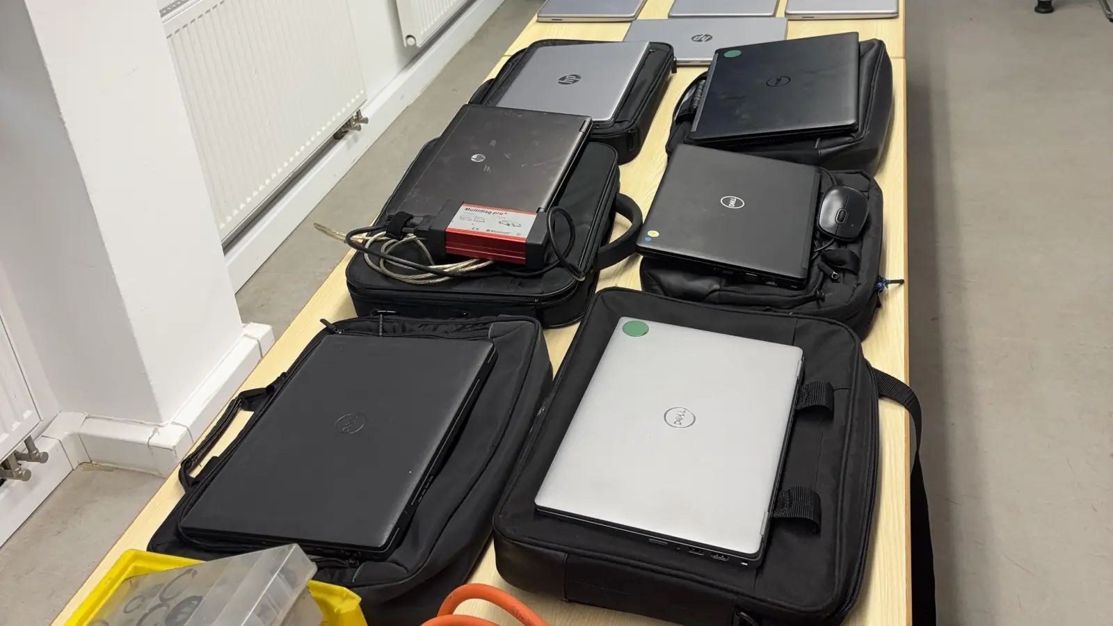 Insgesamt 19 Laptops versuchte ein Weidener zu stehlen. Die Polizei Neustadt konnte das Diebesgut sichern. (Bild: PI Neustadt a.d.Waldnaab, Franz, PHK)