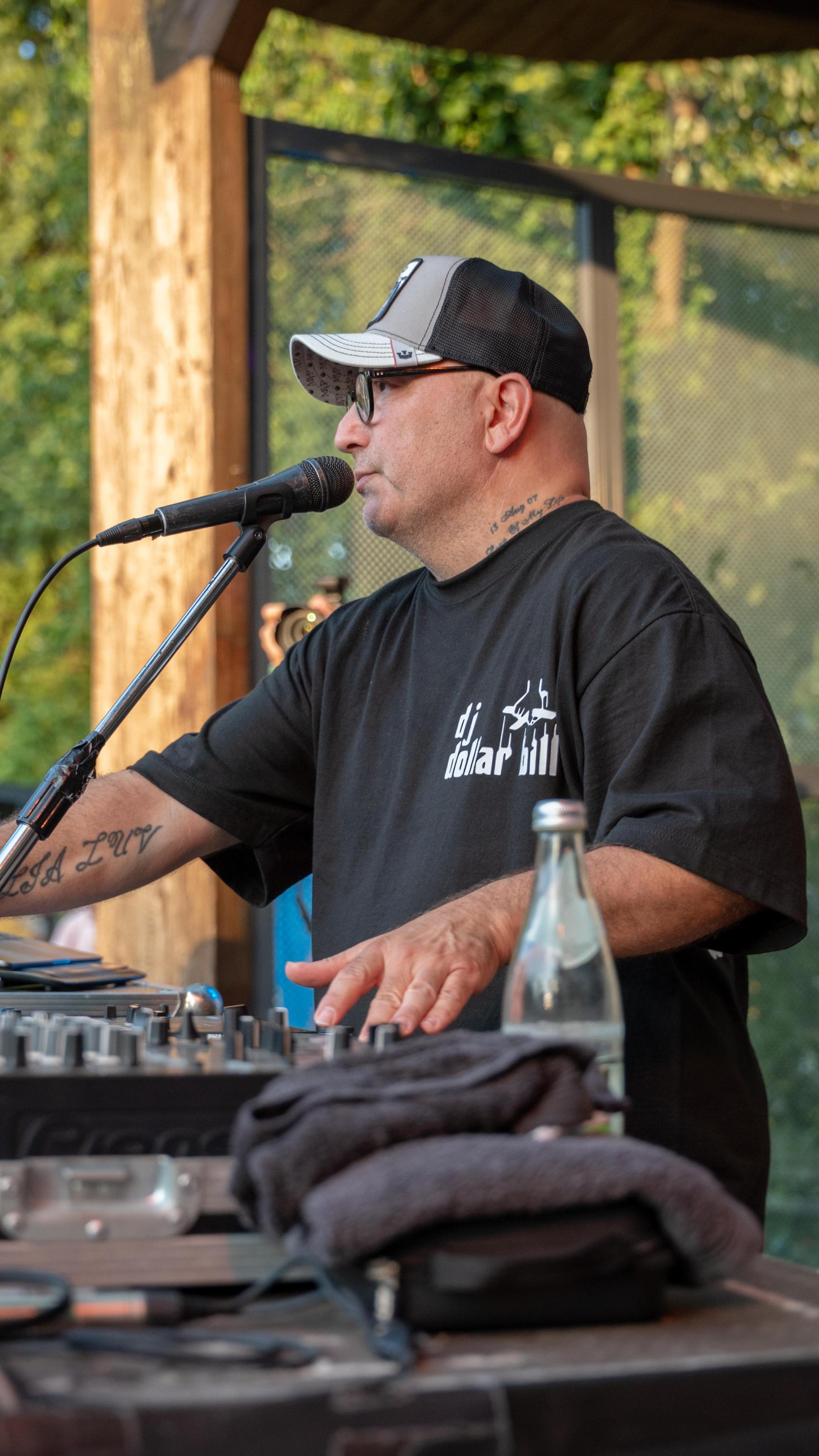DJ Dollar Bill bei den Sommerserenaden im Max-Reger-Park in Weiden 2026. (Bild: Marina Gube)