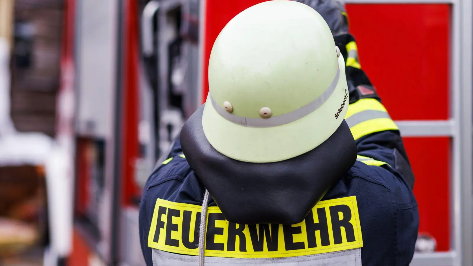 Mehr als 100 Einsatzkräfte bekämpften den Brand in einem Betrieb in Grafenwöhr.  (Symbolbild: Philipp von Ditfurth/dpa)