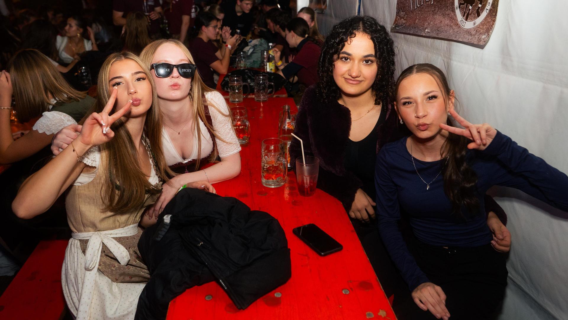 Alle Samstagsbilder der Kirwa in Weiherhammer. (Bild: Hannes Stock)