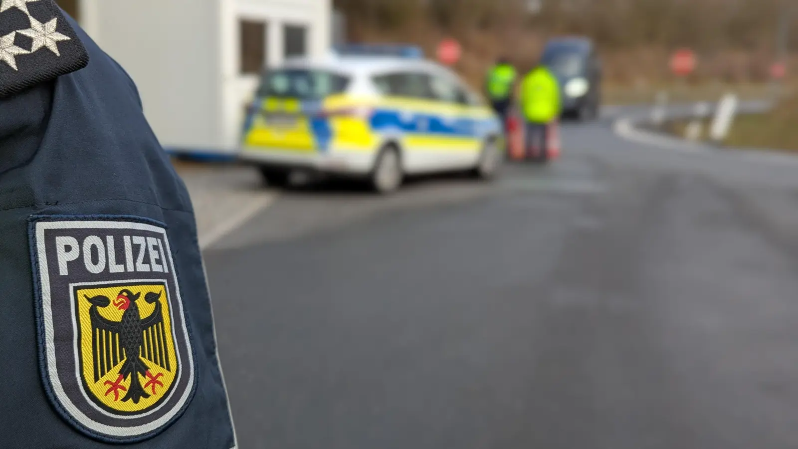 Die Bundespolizei Waidhaus hat am Wochenende sieben gesuchte Straftäter festgenommen. Darunter ein Haftbefehl wegen fahrlässiger Tötung und zwei internationale Haftbefehle. (Symbolbild: Bundespolizei)