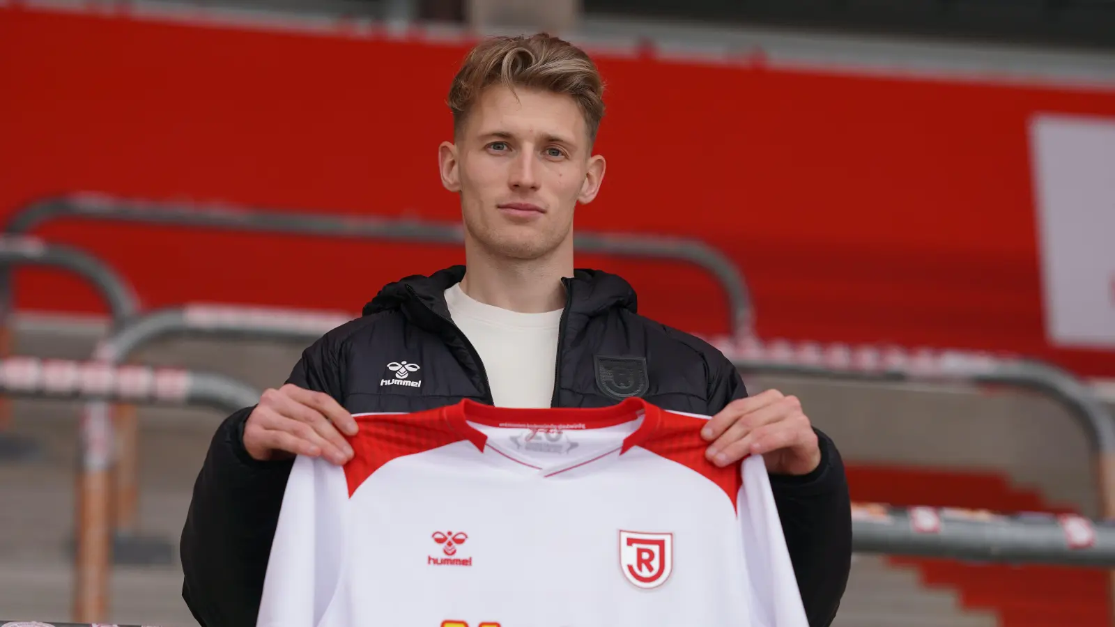 Malte Karbstein trägt künftig das Trikot des SSV Jahn. (Bild: Gschlößl/SSV Jahn)