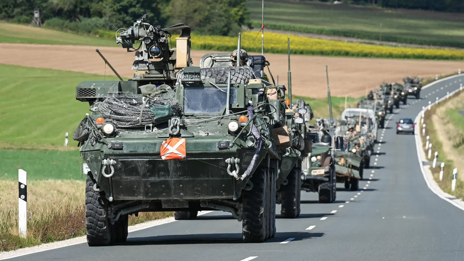 Ein US-Militärkonvoi auf dem Weg vom Truppenübungsplatz Grafenwöhr zur Einrichtung in Hohenfels. Wie hier auf dem Bild von September 2025 kann auch das US-Manöver „Combined Resolve” im Februar zu Verkehrsbehinderungen auf den Oberpfälzer Straßen führen.  (Archivbild: Markus Rauchenberger/US Army)