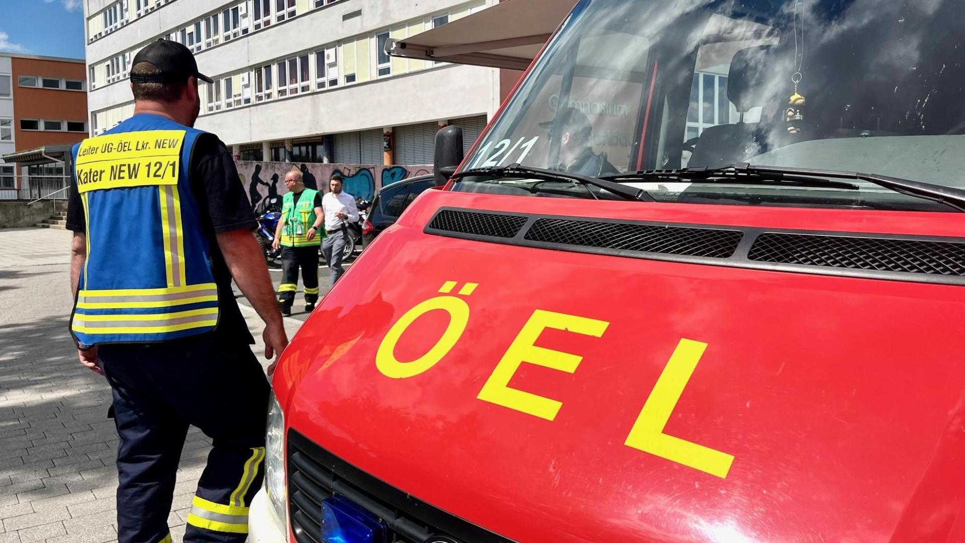 Einsatzkräfte in Eschenbach evakuieren das Gymnasium und suchen das Gelände ab. (Bild: Gabi Schönberger)