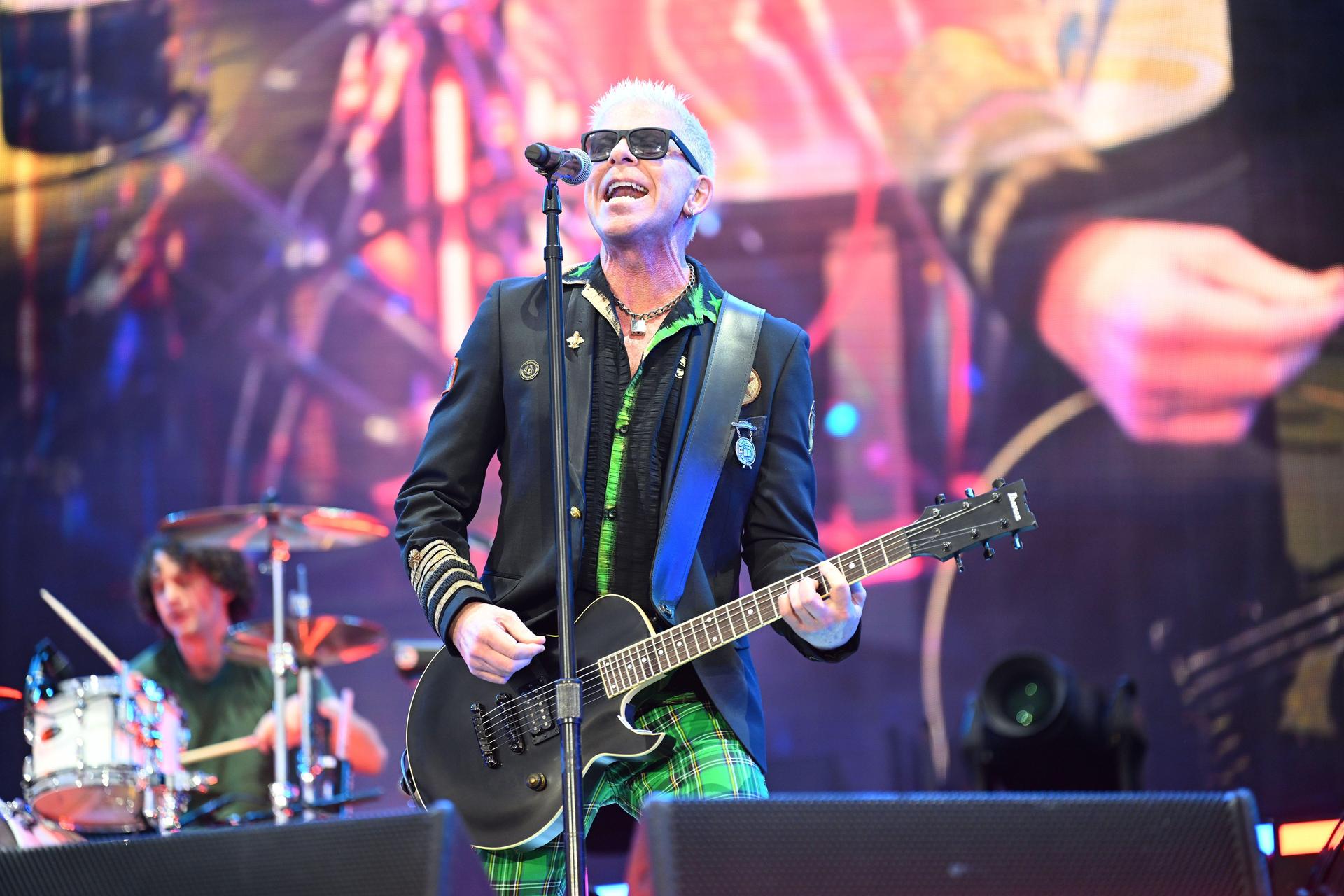Offspring-Sänger Dexter Holland gibt Gas. (Bild: Tobias Schwarzmeier)