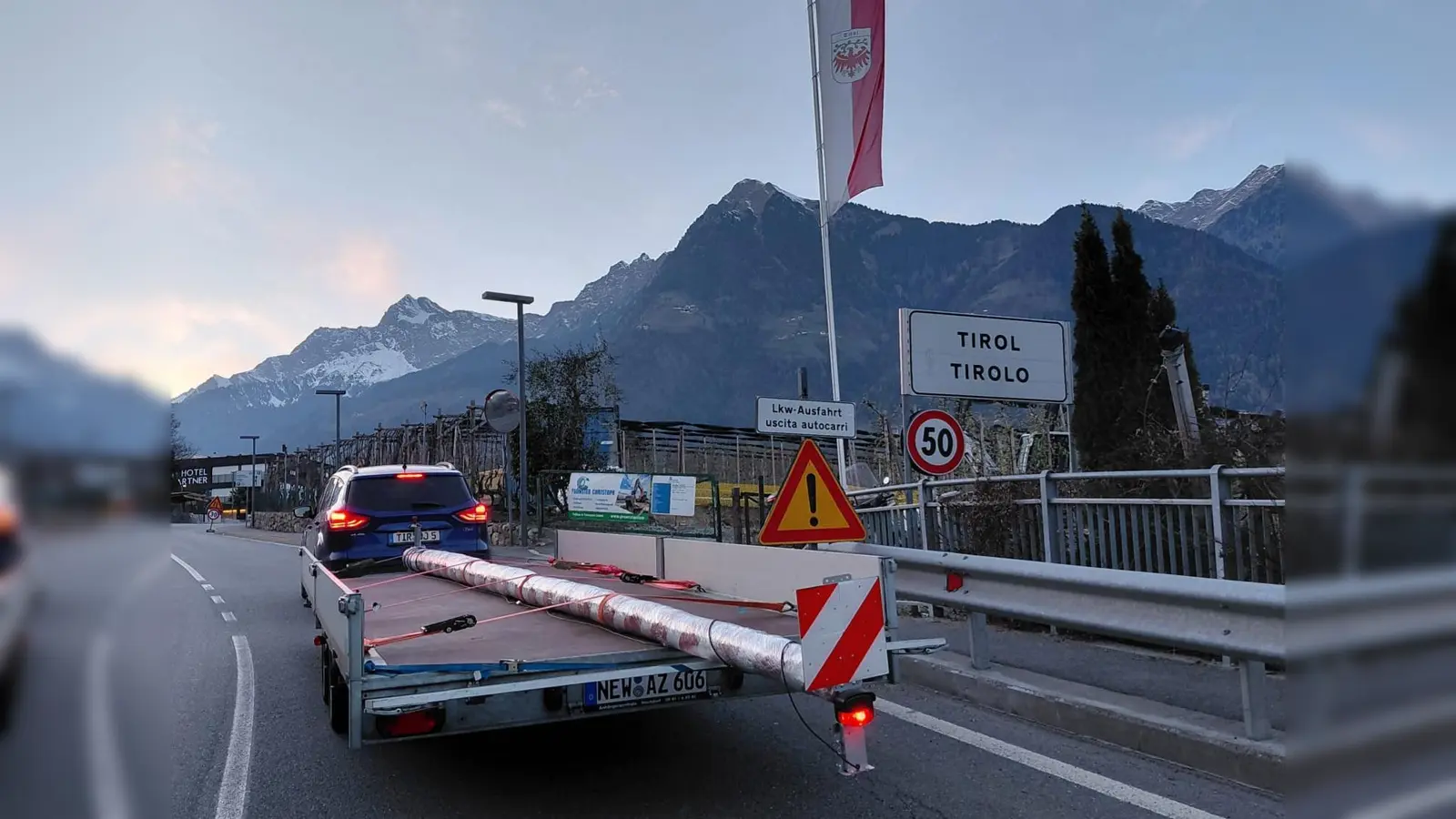 Auf der Brennerautobahn ging es für den ehemaligen Weidener Maibaum Richtung Süden. (Bild: Dötterl)