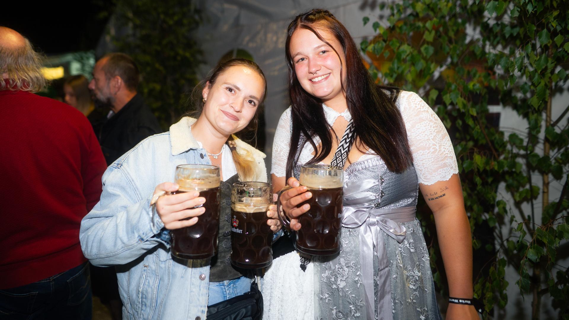 Die Quertreiber rocken am Samstagabend das Festzelt bei der Kirwa in Wernberg.  (Bild: Hannes Stock)