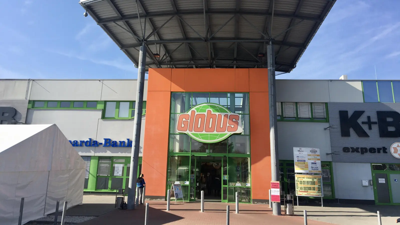 Ein Feuerwehreinsatz im Globus-Markt in Schwandorf hat für Unruhe gesorgt: Die Kunden wurden aber nur vorsorglich aus dem Markt geschickt. (Archivbild: upl)