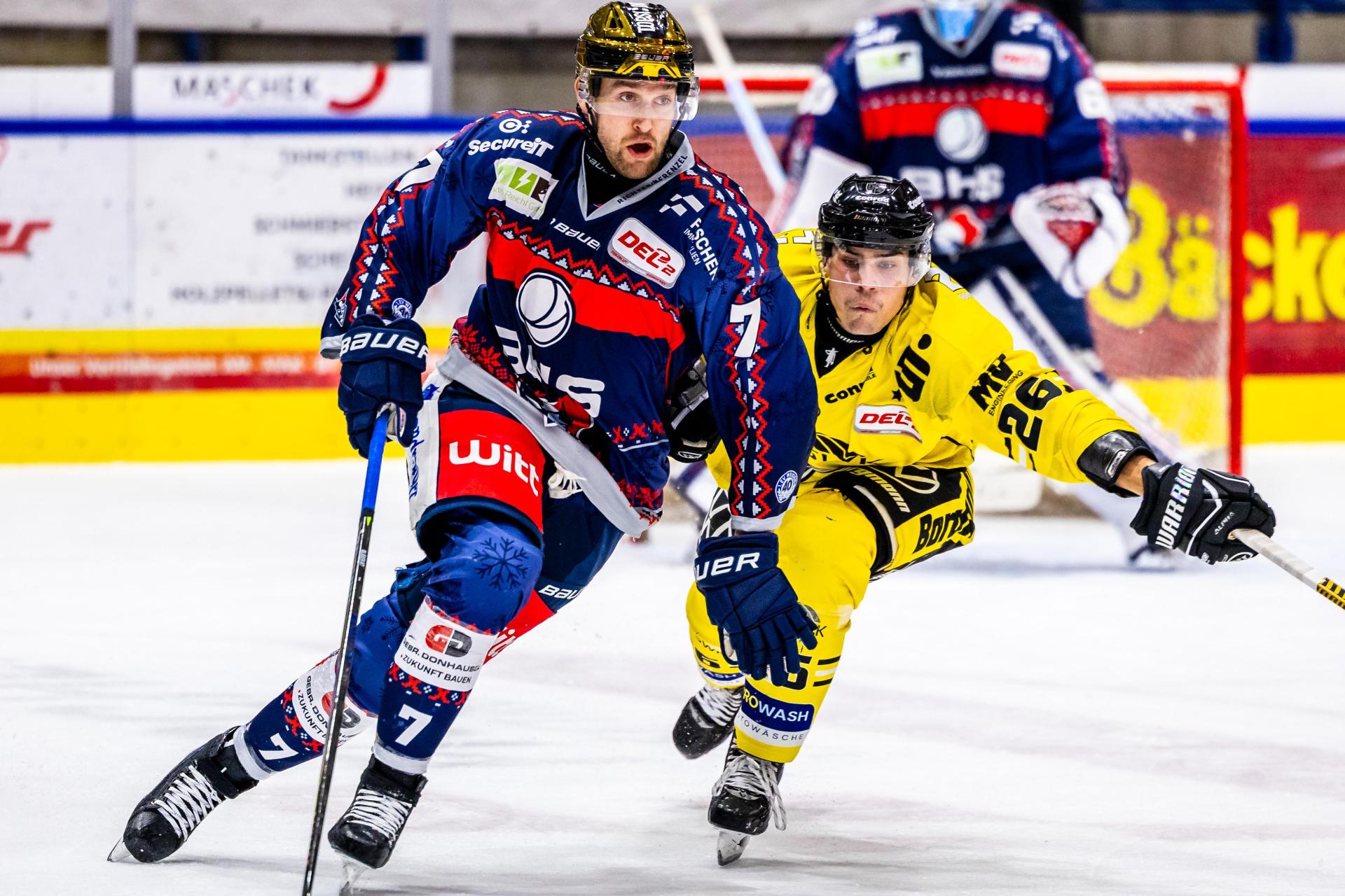 Weidens Goldhelm Luca Gläser (links) im Duell mit seinem ehemaligen Teamkollegen Daniel Bruch. (Bild: Tobias Neubert)