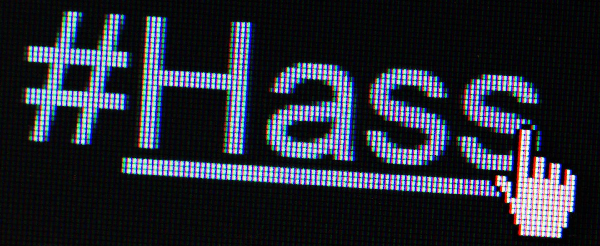 Nachdem sie den Tod ihres Babys öffentlich gemacht hatten, begegnete dem Pärchen eine Welle des Hasses, berichtet Influencerin Lisa-Marie Straube. (Symbolbild) (Bild: Lukas Schulze/dpa)