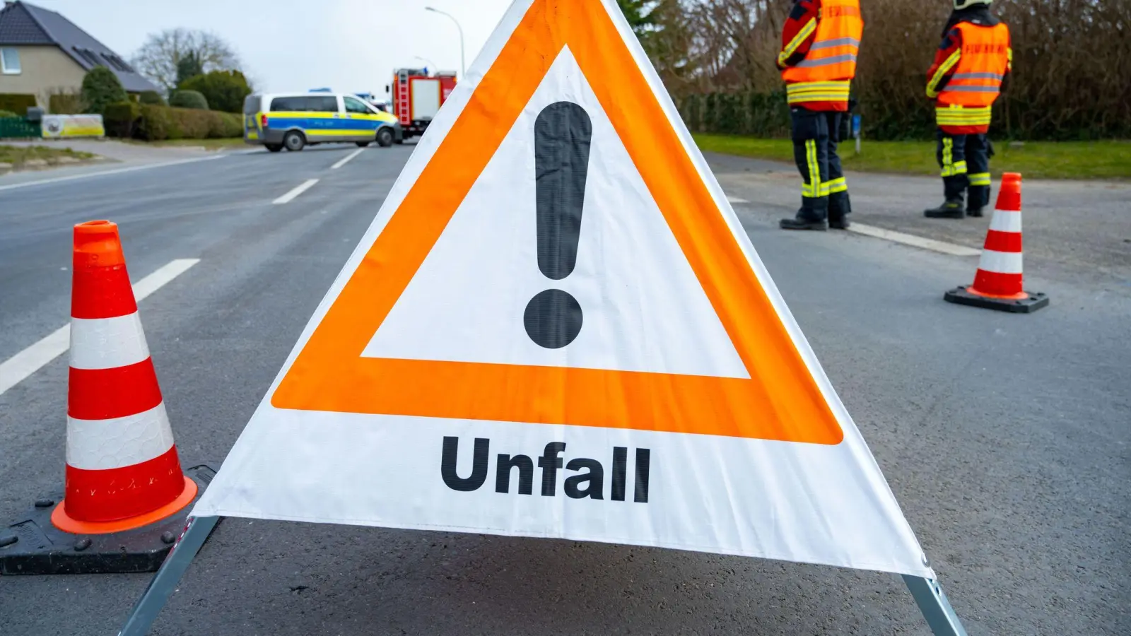 Eine 14-jährige Fahrradfahrerin stürzt auf einem Radweg bei Altenstadt. Sie wird mit leichten Verletzungen ins Krankenhaus gebracht. (Symbolbild: Stefan Sauer/dpa/Symbolbild)