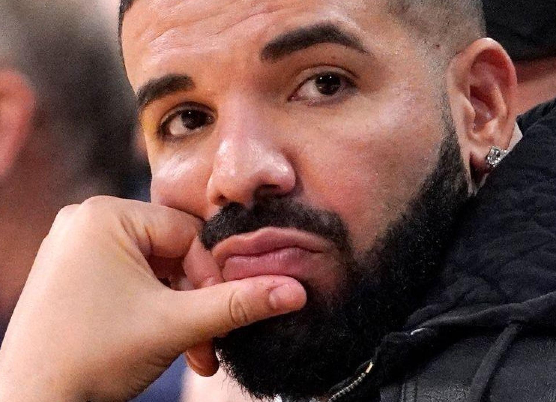 Auf den Alben verarbeitet der Musiker Drake unter anderem seinen öffentlich ausgetragenen Streit mit Rap-Star Kendrick Lamar. (Archivbild: Mark J. Terrill/AP/dpa)