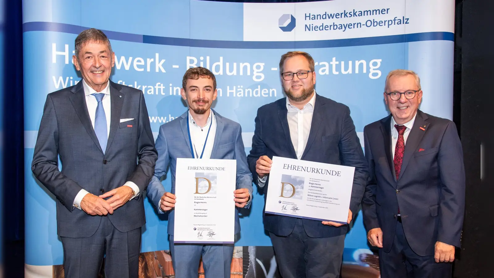 Biagio Herms (Zweiter von links) ist kammerweit Bester Mechatroniker im Bezirk Niederbayern-Oberpfalz. (Bild: Foto M)