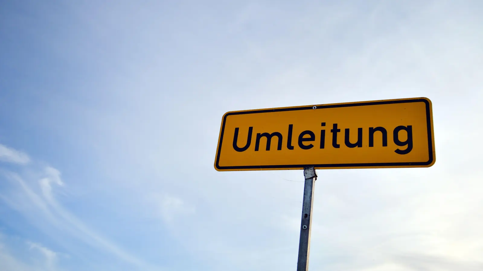 Die NEW19 wird zwischen Pfaffenreuth und Kreuzung Windischeschenbach/Dietersdorf gesperrt. Eine Umleitung ist eingerichtet. (Symbolbild: Marc Tirl/dpa)