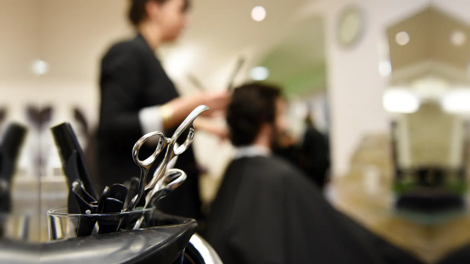 Ein Mann lässt sich die Haare schneiden. In Neustadt/WN eskalierte am Mittwoch ein Friseurbesuch (Symbolbild: Angelika Warmuth/dpa)