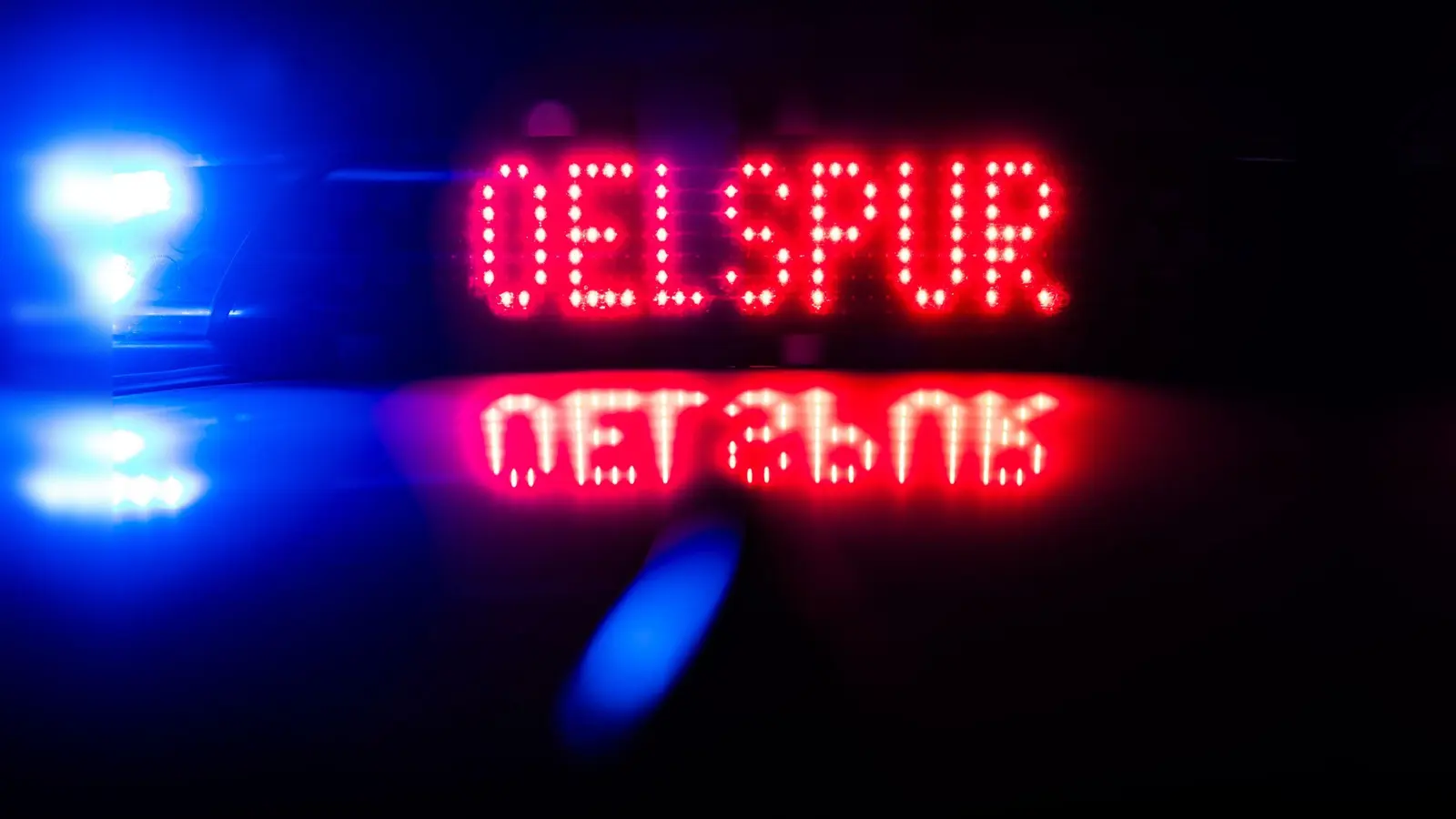  Wegen einer Ölspur kam es am Sonntag zu Behinderungen auf der A&#32;93 bei Luhe-Wildenau. (Symbolbild: Robert Michael/dpa)