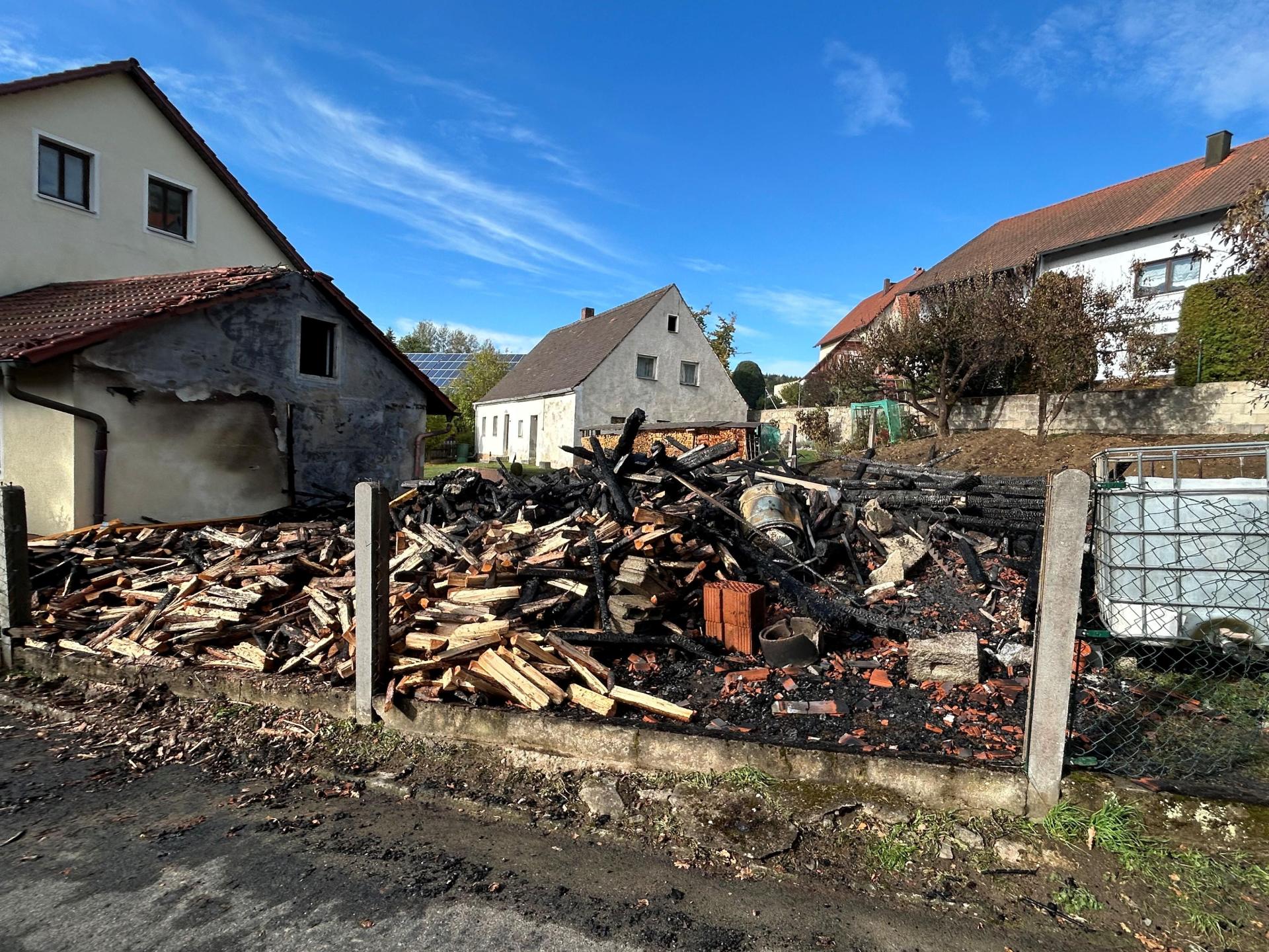 Ein Brand hat in der Nacht zum Dienstag in Kaimling bei Vohenstrauß eine Scheune zerstört.  (Bild: Christine Walbert)