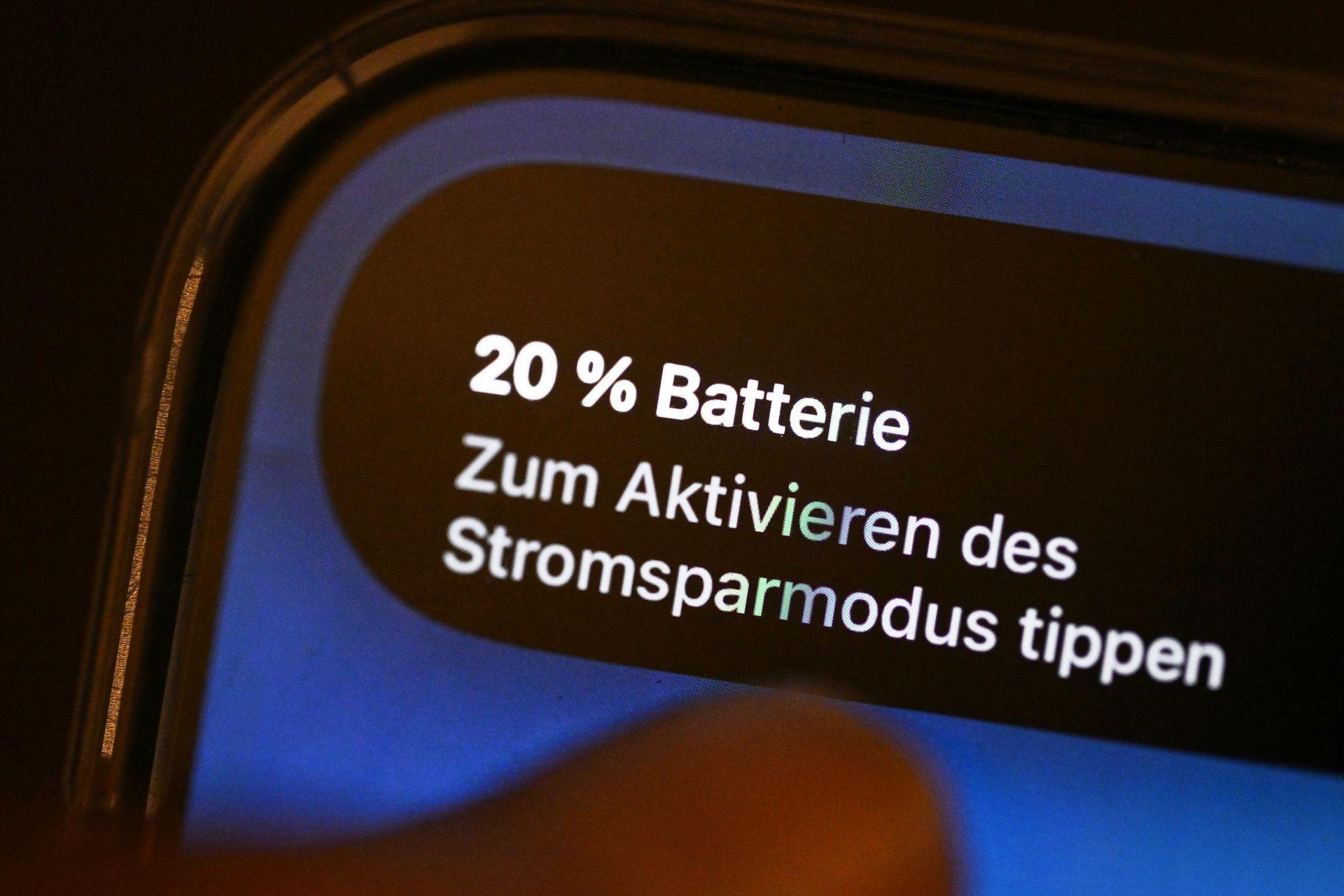 Der Stromsparmodus soll helfen, dass das Smartphone noch etwas länger durchhält. (Bild: Bernd Weißbrod/dpa)