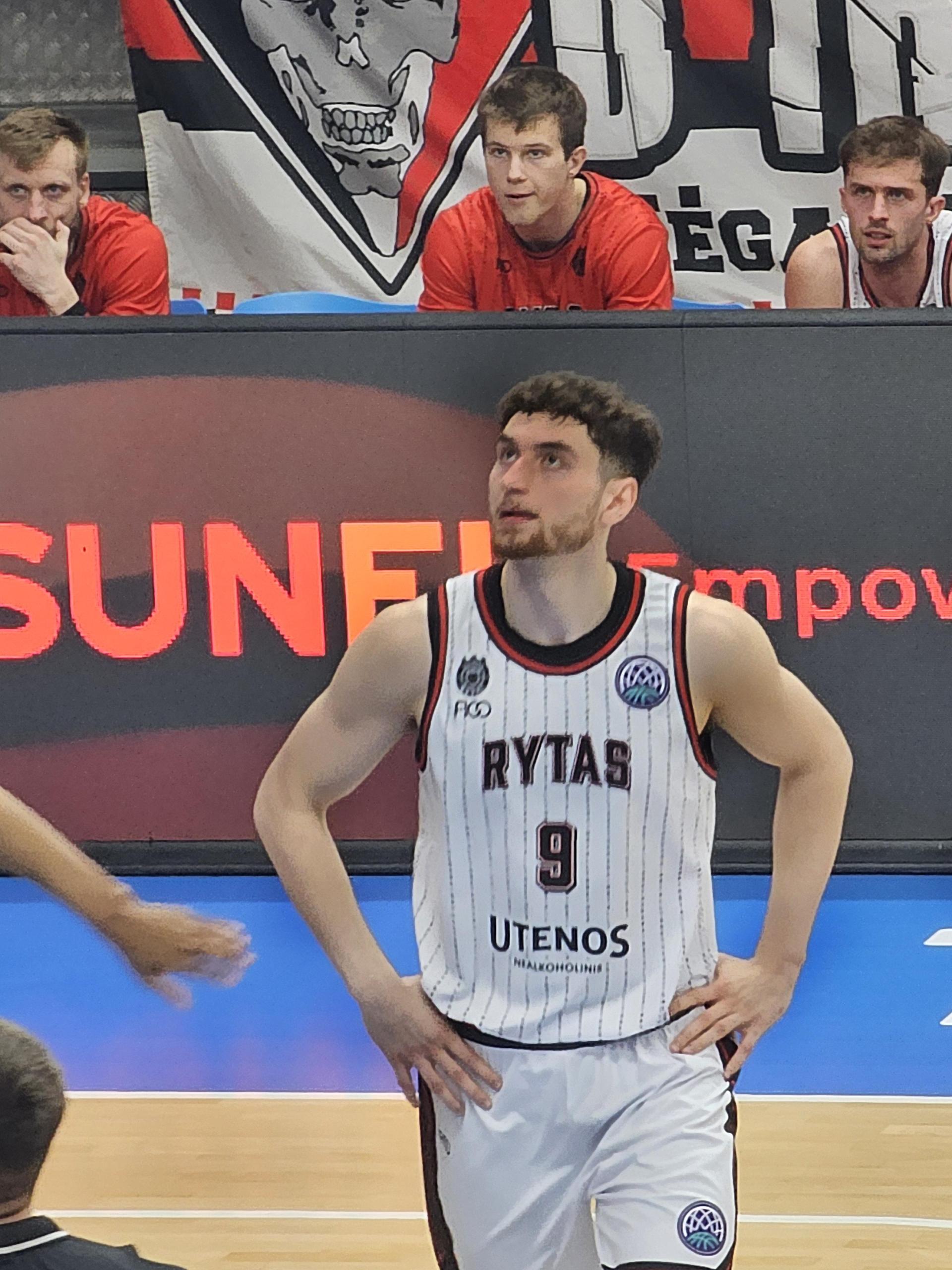 Kay Bruhnke hochkonzentriert im Viertelfinale der Champions League in Prag gegen Nymburk. (Bild: Tobias Schwarzmeier)