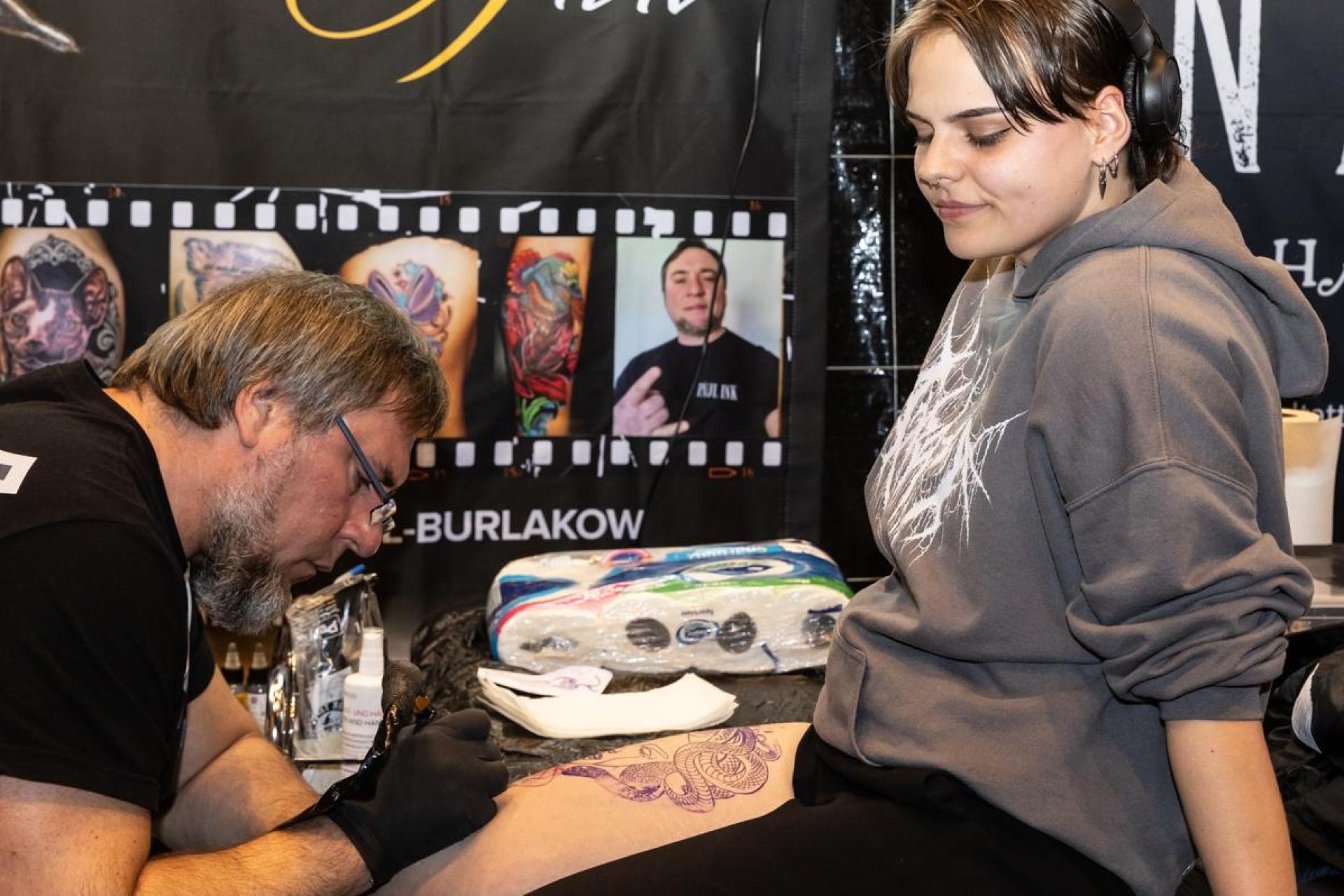 Am 29. und 30. November 2025 findet die fünfte Tattoo Expo Grafenwöhr in der Stadthalle statt. (Bild: Ingo Becker)