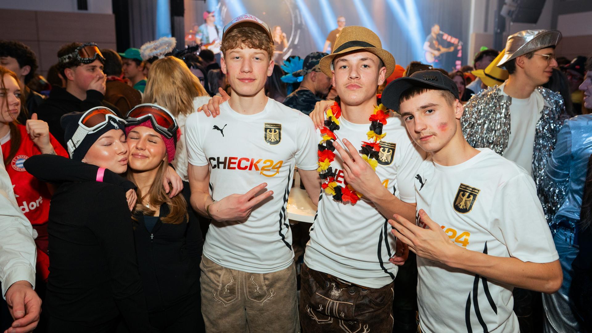 Am Sportlerball in Schirmitz gings mit Vollgas weiter im Faschingstreiben.  (Bild: Hannes Stock)