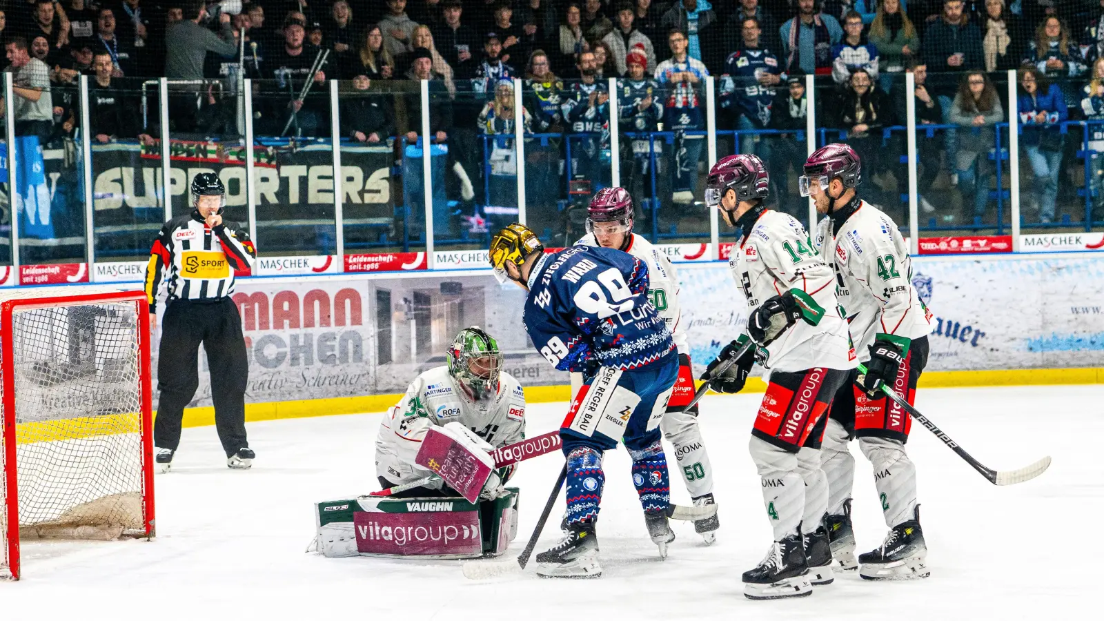 Tyler Ward allein vor dem stark aufspielenden Gäste-Goalie Oskar Autio. Am Ende belohnten sich die Devils nicht mehr für ein starkes Schlussdrittel und mussten sich mit 2:3 geschlagen geben. (Bild: Elke Englmaier)