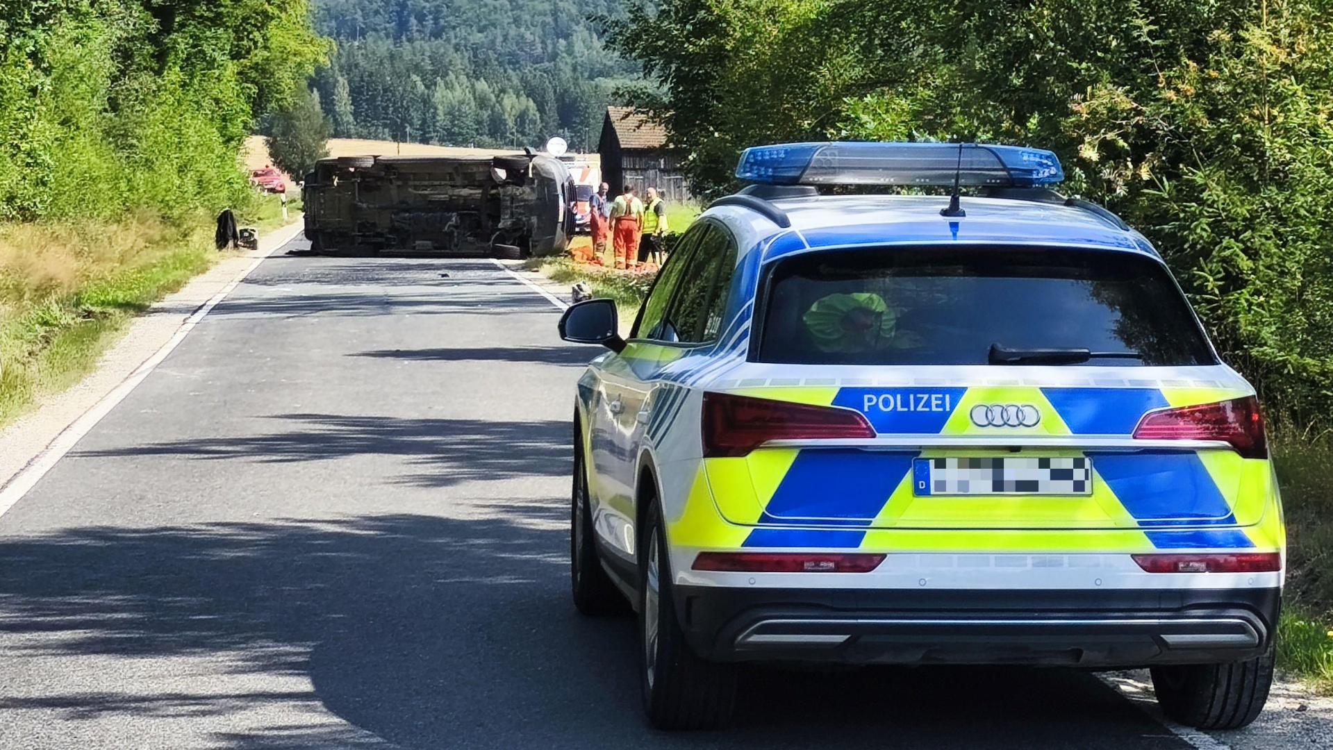 Bei einem Verkehrsunfall auf der Kreisstraße NEW 25 nahe Friedersreuth bei Pressath werden mehrere Menschen verletzt. Laut der Polizei Eschenbach verläuft ein Alkotest bei dem Fahrer positiv.  (Bild: Jürgen Masching)