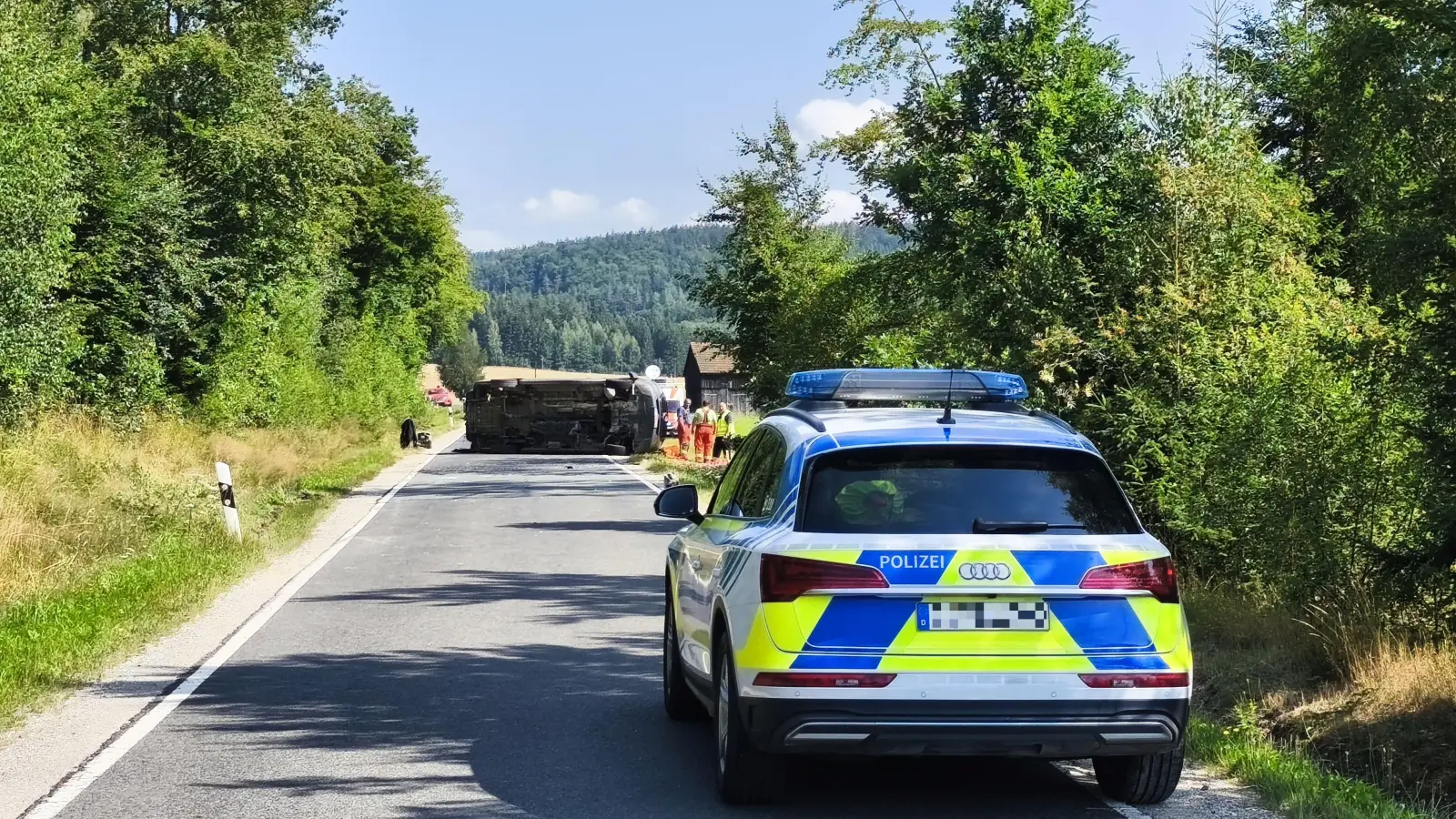 Bei einem Verkehrsunfall auf der Kreisstraße NEW 25 nahe Friedersreuth bei Pressath werden mehrere Menschen verletzt. Laut der Polizei Eschenbach verläuft ein Alkotest bei dem Fahrer positiv.  (Bild: Jürgen Masching)