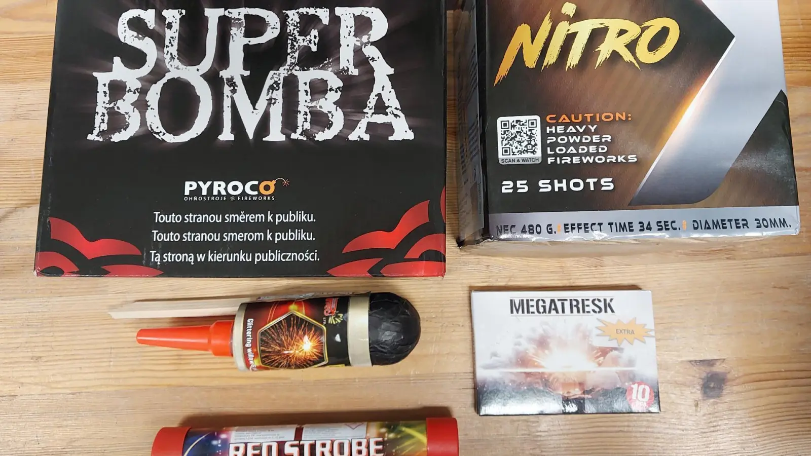 Ein 19-jährier Deutscher schmuggelte diese Feuerwerksbatterien im Zug. (Bild: Bundespolizei)