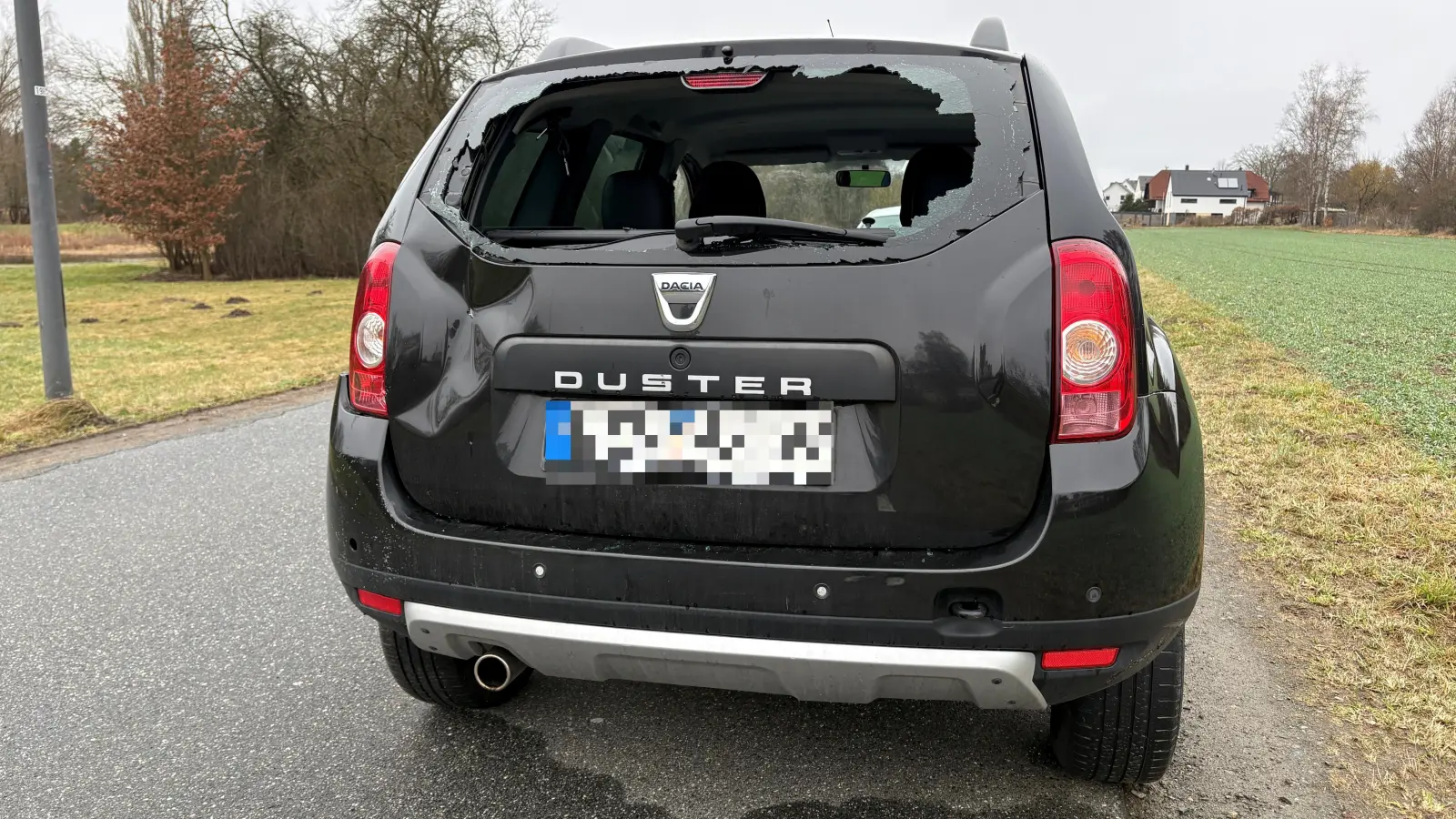 Die Heckscheibe des in Weiden abgestellten Dacia Duster war eingeschlagen. (Bild: Ganzmann)