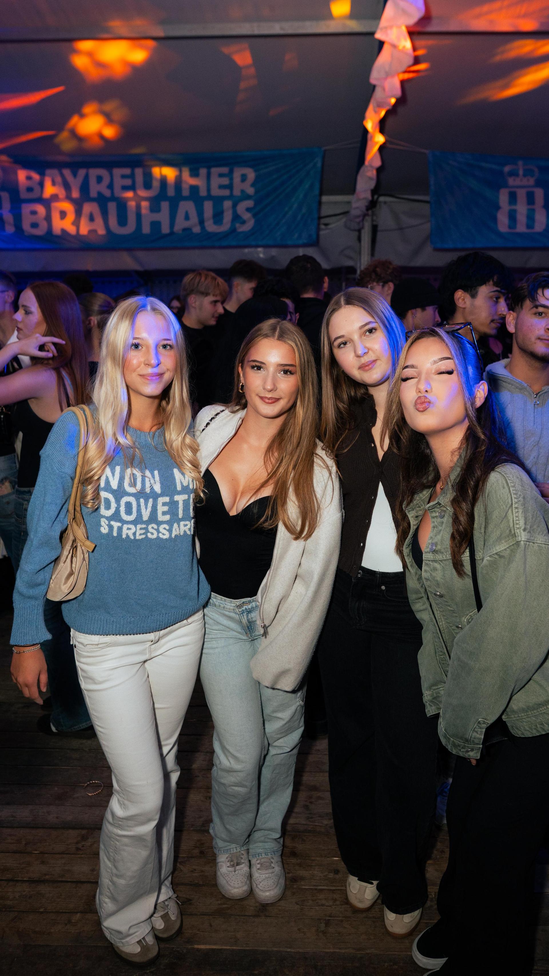 DJ Dollar Bill heizt das Festzelt ein. (Bild: Hannes Stock)