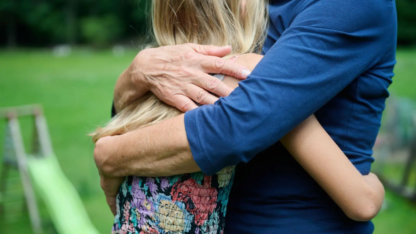 Seelische Belastungen und Erkrankungen können schon früh bei Kindern beginnen. (Symbolbild: Annette Riedl/dpa)