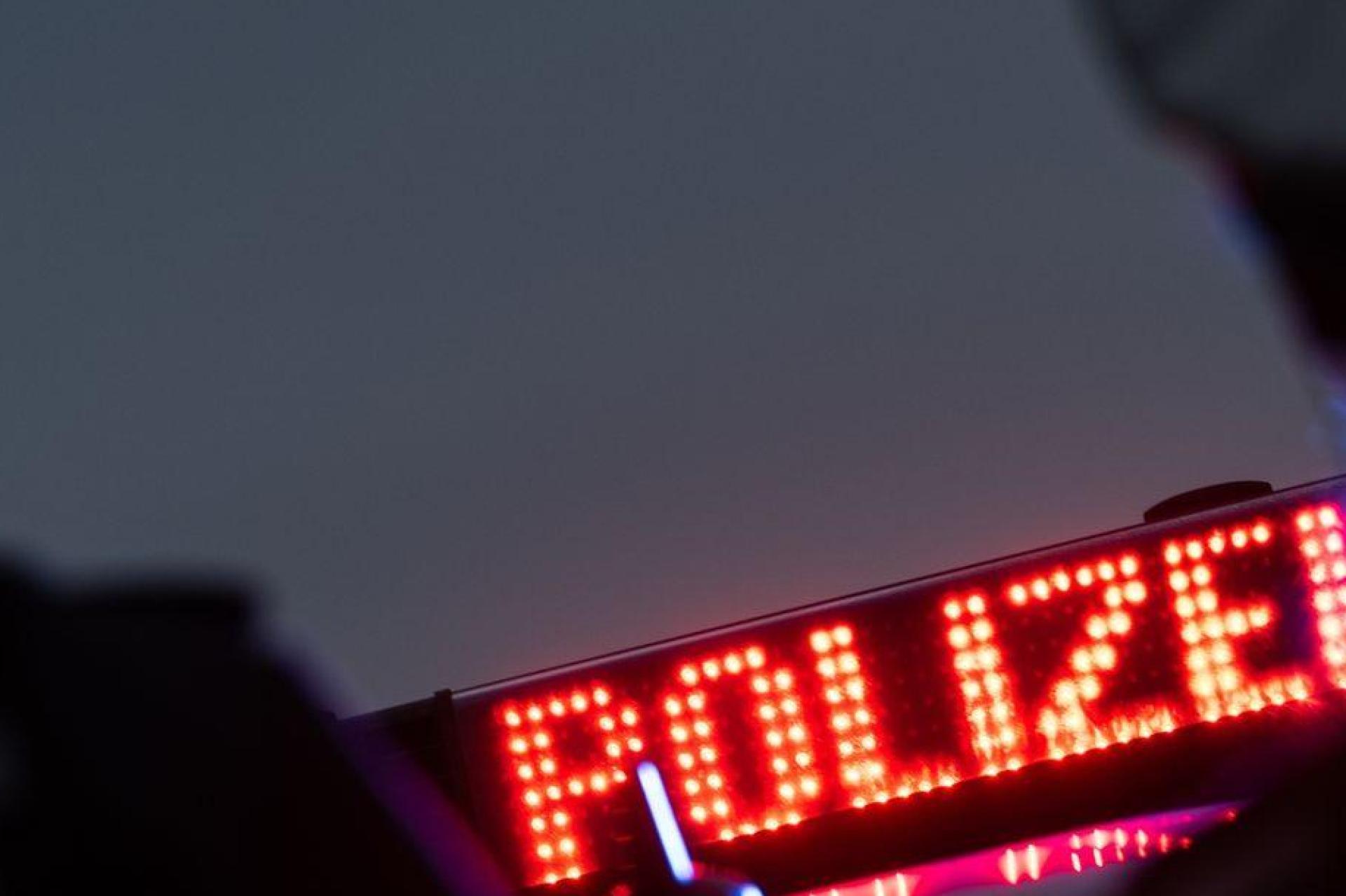 Zwei Polizisten stehen vor einem Polizeifahrzeug. (Bild: Marijan Murat/dpa/Symbolbild)