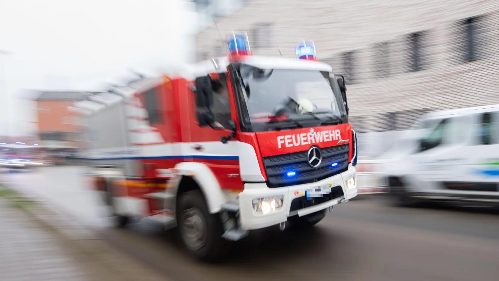 Ein Mehrfamilienhaus in Neumarkt hat am Sonntagabend gebrannt. (Symbolbild: Julian Stratenschulte/dpa)