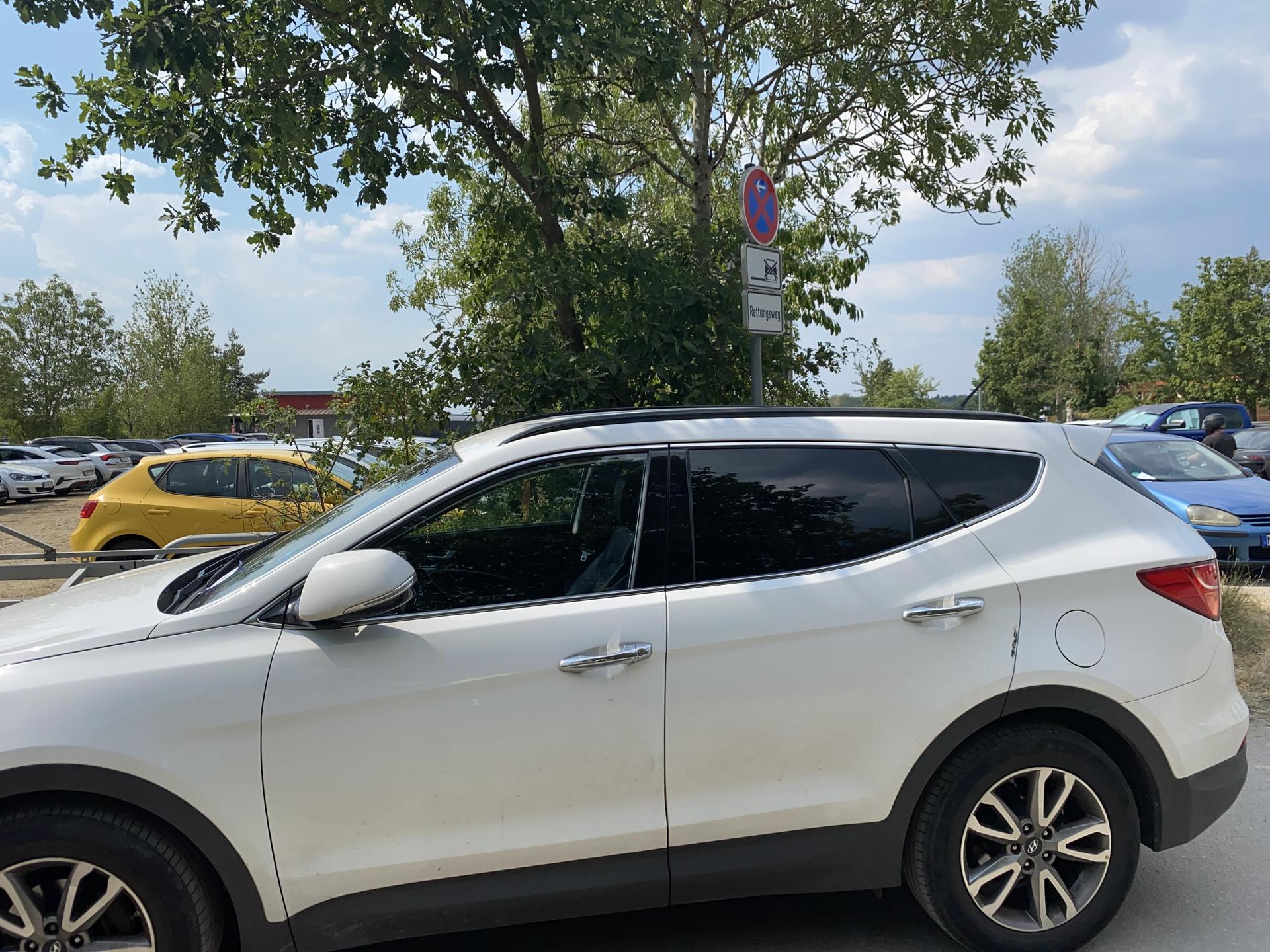 Ein massiver Besucheransturm hat am Wochenende an den Seen im Landkreis Schwandorf zu einem Verkehrschaos geführt. Problematisch war vor allem, dass Rettungswege zugeparkt wurden. (Symbolbild: Polizeiinspektion Schwandorf)