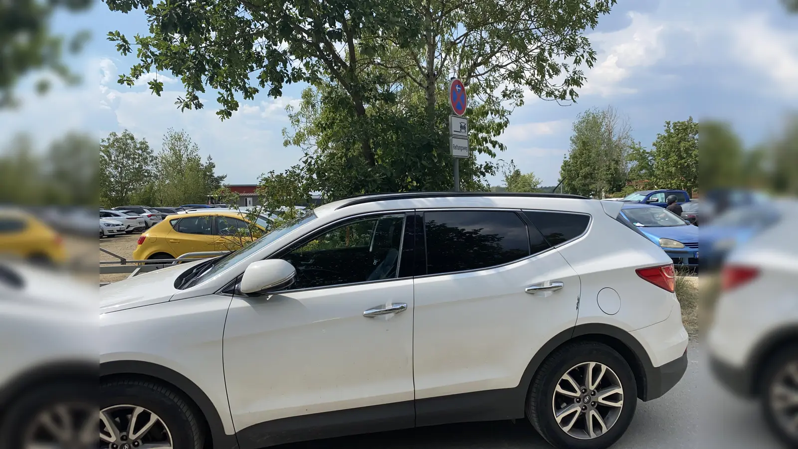 Ein massiver Besucheransturm hat am Wochenende an den Seen im Landkreis Schwandorf zu einem Verkehrschaos geführt. Problematisch war vor allem, dass Rettungswege zugeparkt wurden. (Symbolbild: Polizeiinspektion Schwandorf)